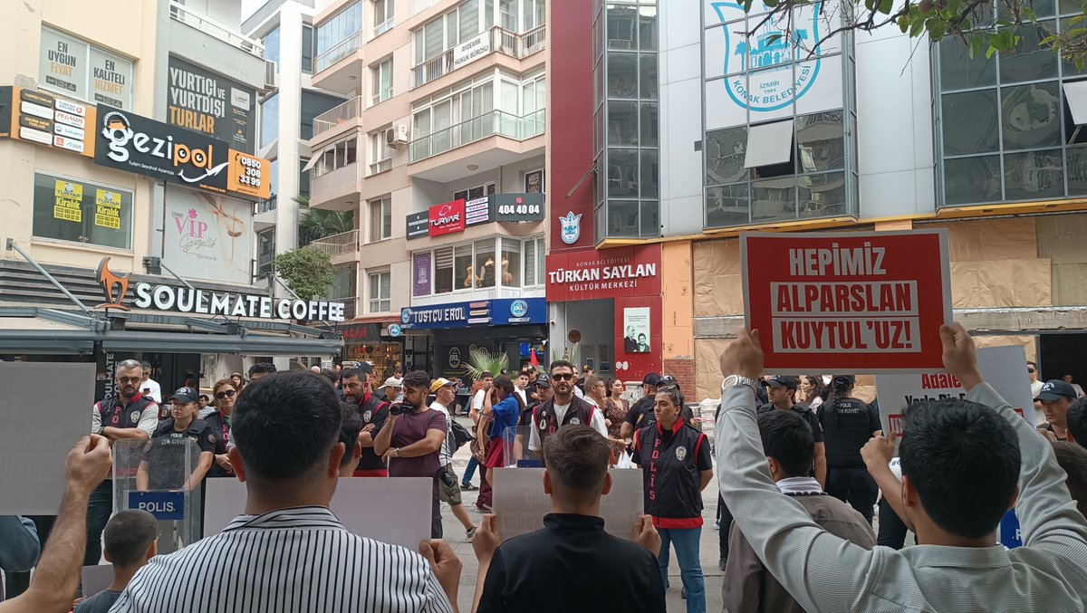 fhengellenemezz's tweet photo. Zalimi Gör, Zulme Destek Olma! 

📍İzmir 

AlparslanHocaya Ozgürlük
SemraHocaya Ozgürlük 
FurkanGönüllülerine Ozgürlük 
Ozgürlükiçin Meydandayız https://t.co/VR6eyEGTkN