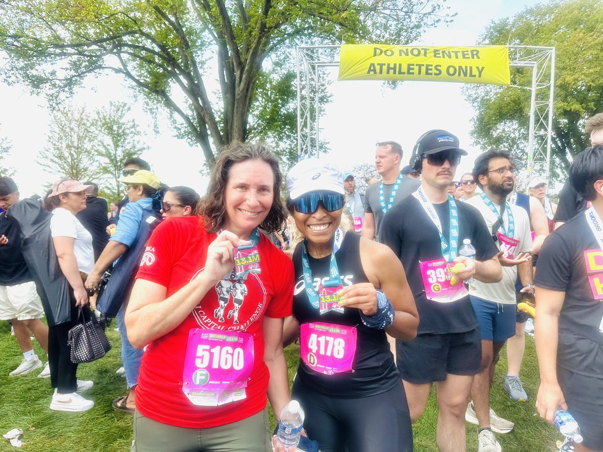 CarolinePule's tweet photo. #RunWithCP🏃‍♀️🏅💙❤️ Yasss! 🤩 #DCHalfMarathon 13.1 miles race done and dusted!💪🔥The most beautiful race in the heart of Washington, DC🇺🇸 and a scenic route, wow. It felt super great and I was so happy to be back on the road racing again in prep for the @marinecorpsmarathon 🙏😇 https://t.co/3rA99CPFcF