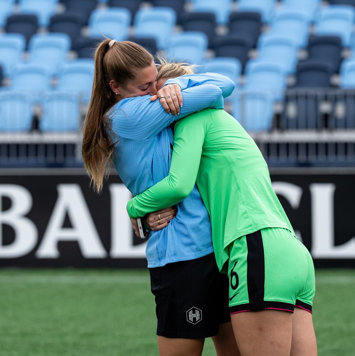 oncediariomx's tweet photo. ÁGUILAS JUNTAS OTRA VEZ 🦅

Jordan Brewster y Annie Karich, ex jugadoras de América, se juntaron en Estadio Centreville Bank en el enfrentamiento entre #BostonLegacy y #HoustonDash.

📸 NWSL https://t.co/lN5CK3DRr9
