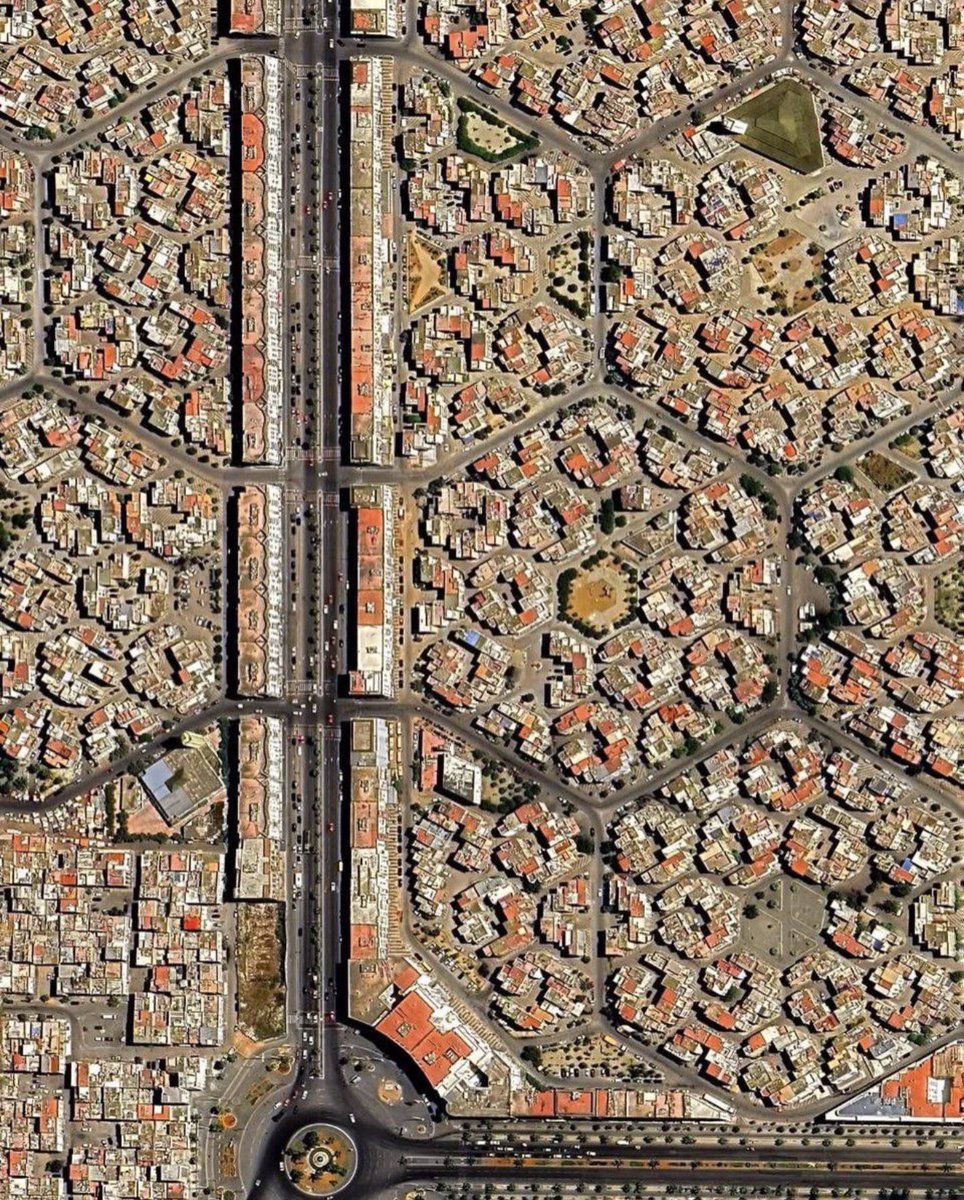 aseelswaid9's tweet photo. The unique geometric architecture of Casablanca, Morocco. https://t.co/5tP0BFFP4y
