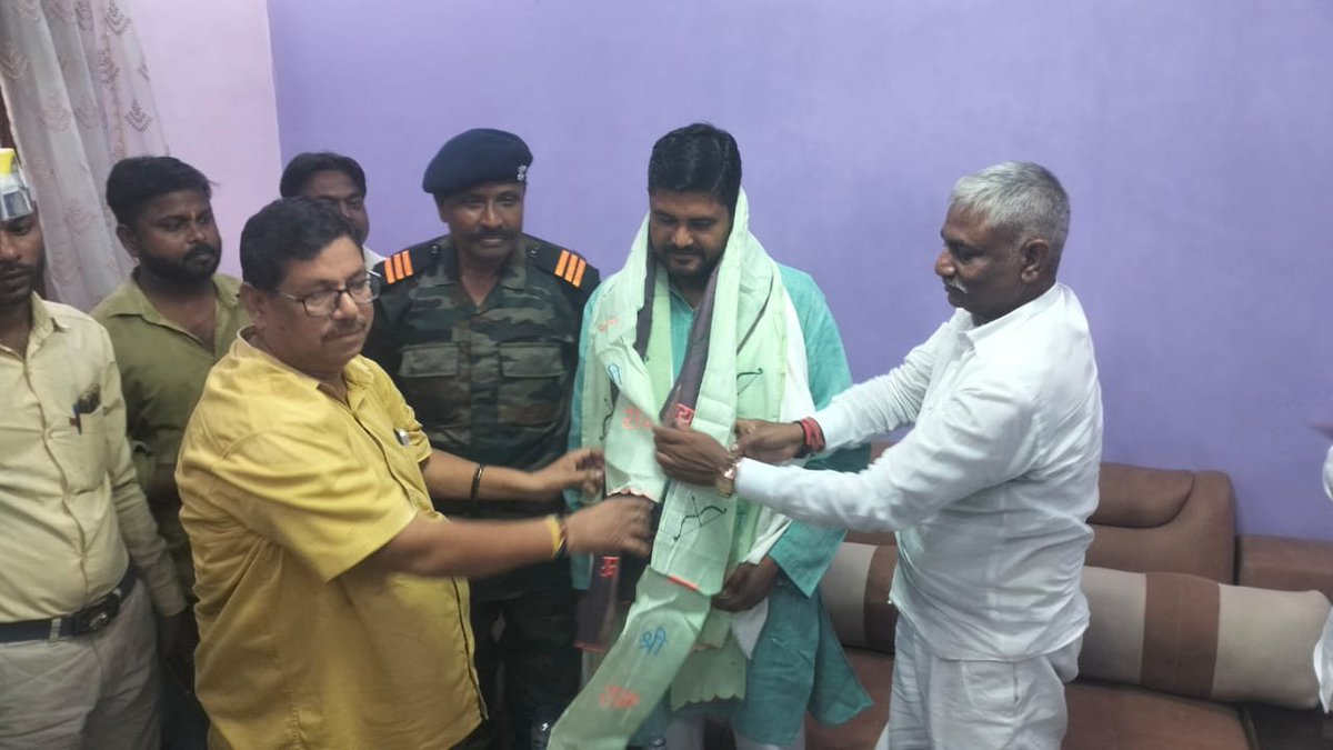 pramodlodhiji's tweet photo. अब4 अक्टूबर की रैली के लिए अब पहले से कहीं ज्यादा अपनों का प्यार और साथ मिल रहा है।
लखनऊ में होने वाली यह रैली निश्चित रूप से जनभागीदारी और अपनेपन की एक बड़ी तस्वीर पेश करेगी।

अपनों का साथ बढ़ रहा है, कारवां आगे बढ़ रहा है।

@pramodlodhiji #politics #louconow #लखनऊ #lodhirajput  #lodhi
