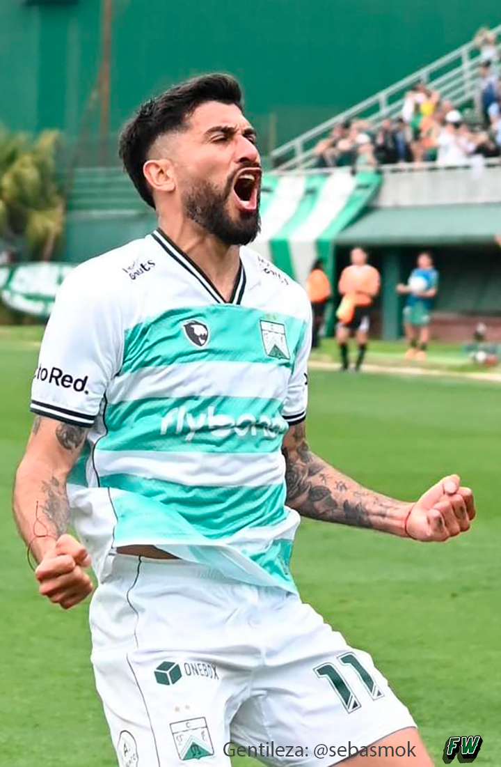 ferroweb's tweet photo. GANANDO POR UN SUEÑO

✍️ @Seba_Martinn

Ferro derrotó a Ciudad Bolívar en Caballito, se reencontró con la victoria y no se baja del ring contra Morón.

Hay una frase que hoy no podía ser solamente una canción de cancha. Hoy tenía que ser una obligación: “Esta tarde cueste lo que cueste, esta tarde tenemos que ganar”.

Porque hoy no podíamos perder. Pero tampoco empatar. Después de tres partidos sin ganar, Ferro necesitaba volver a sumar de a tres para seguir peleando la punta y, sobre todo, para no seguir regalándole más puntos a Morón. Y el equipo entendió, desde el primer minuto, que tenía esa tarea.

Ferro fue mucho más que Bolívar. Generó chances de sobra para hacer más de un gol, encontró espacios y manejó gran parte del partido. Con y sin pelota. Hoy el gran rival fue la efectividad, porque oportunidades hubo de sobra.

Y seguramente parte de esta mejoría respecto de los últimos partidos también tenga una explicación táctica. Recuperamos jugadores importantes en posiciones vitales y eso se notó. Se notó al igual que la energía especial que hubo en la cancha, con mucha presencia en las tribunas y con las elecciones a la vuelta de la esquina.

Y qué detalle absurdo pero… ¿alguno más notó que salió el sol recién en los últimos minutos finales del partido? Ni antes, ni mucho después. Capaz haya sido casualidad, pero soy de los que les gusta creer en esas pequeñas cositas. Porque tal vez haya sido la sinergia entre el equipo y la gente, una vez más.

Esta victoria suma en la tabla, claro. Pero también suma desde lo psicológico y, en un contexto como el de hoy, desde lo energético. Era necesario volver a ganar. Era necesario volver a sentir esa comunión. Era necesario que Ferro y su gente se fueran de la cancha con la sensación de haber conseguido algo juntos.

Esta tarde no podíamos perder ni empatar. Y Ferro ganó.

📸 @NachooFCO - @Sebasmok
