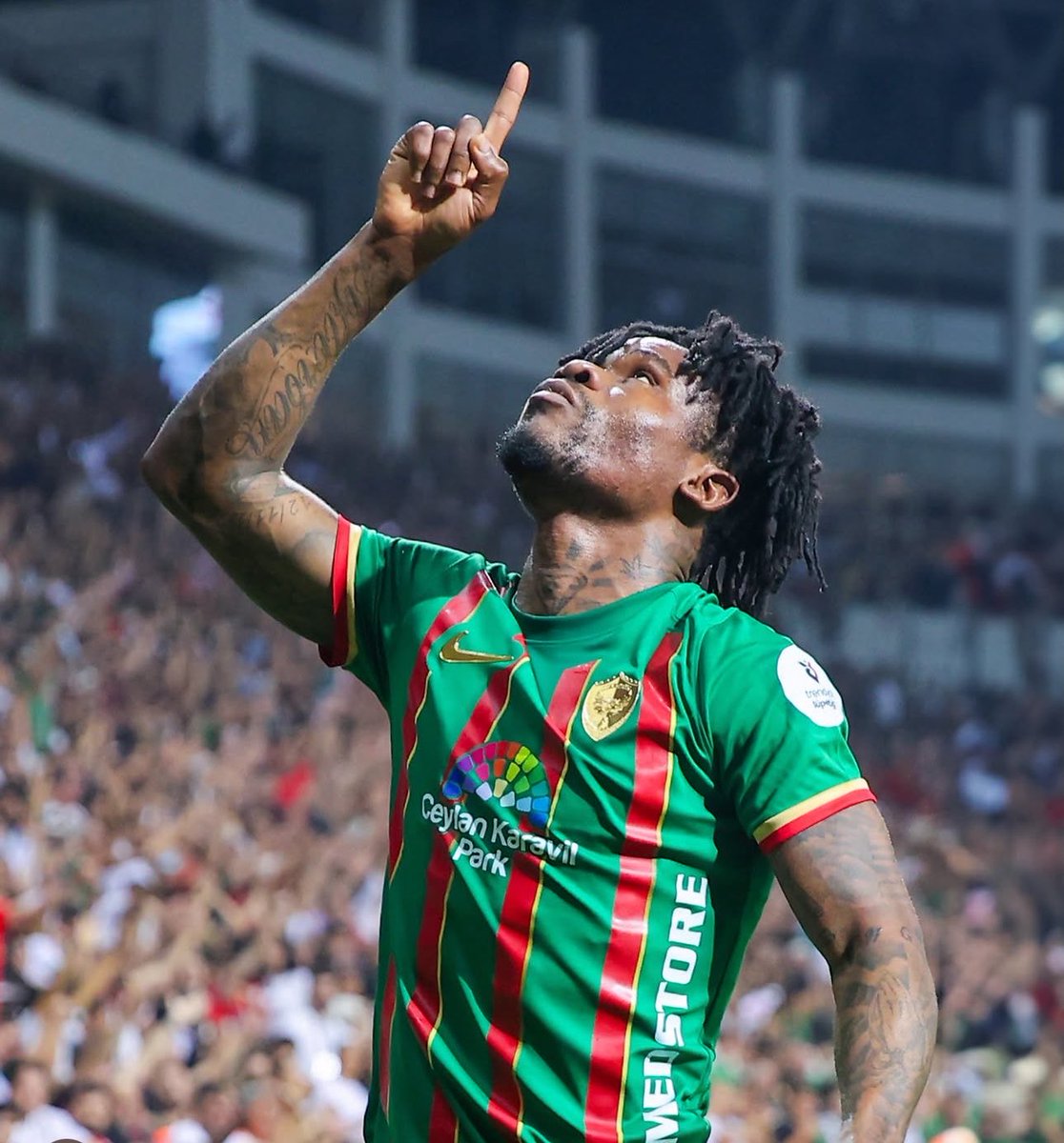 BerkBekgoz's tweet photo. Gift Orban, Agbadou ve Djalo’ya karşı fiziksel üstünlüğünü ve bire bir etkinliğini gösterdi. 8 ikili mücadelenin 5’ini kazanırken, 11 dribbling denemesinin 7’sinde başarılı oldu.

Besnik Hasi, Orban’ı yalnızca bitirici olarak değil, stoperleri kenara çekip merkezde alan açan bir oyuncu olarak da kullanıyor. Orban’ın bu hareketliliği Saba ve Ballet’nin iç koridorlardan sürpriz koşular yapmasına imkân sağlıyor.

Hem skor üreten hem de çevresindeki oyunculara alan açan Orban, gol krallığı yarışında zirveye göz kırpıyor.