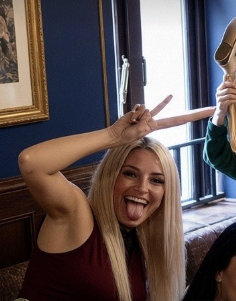 onlyNicolesfans's tweet photo. @_josephine0_ Holy shizzzz that’s a long finger����😭 https://t.co/N69Ce3zWIs