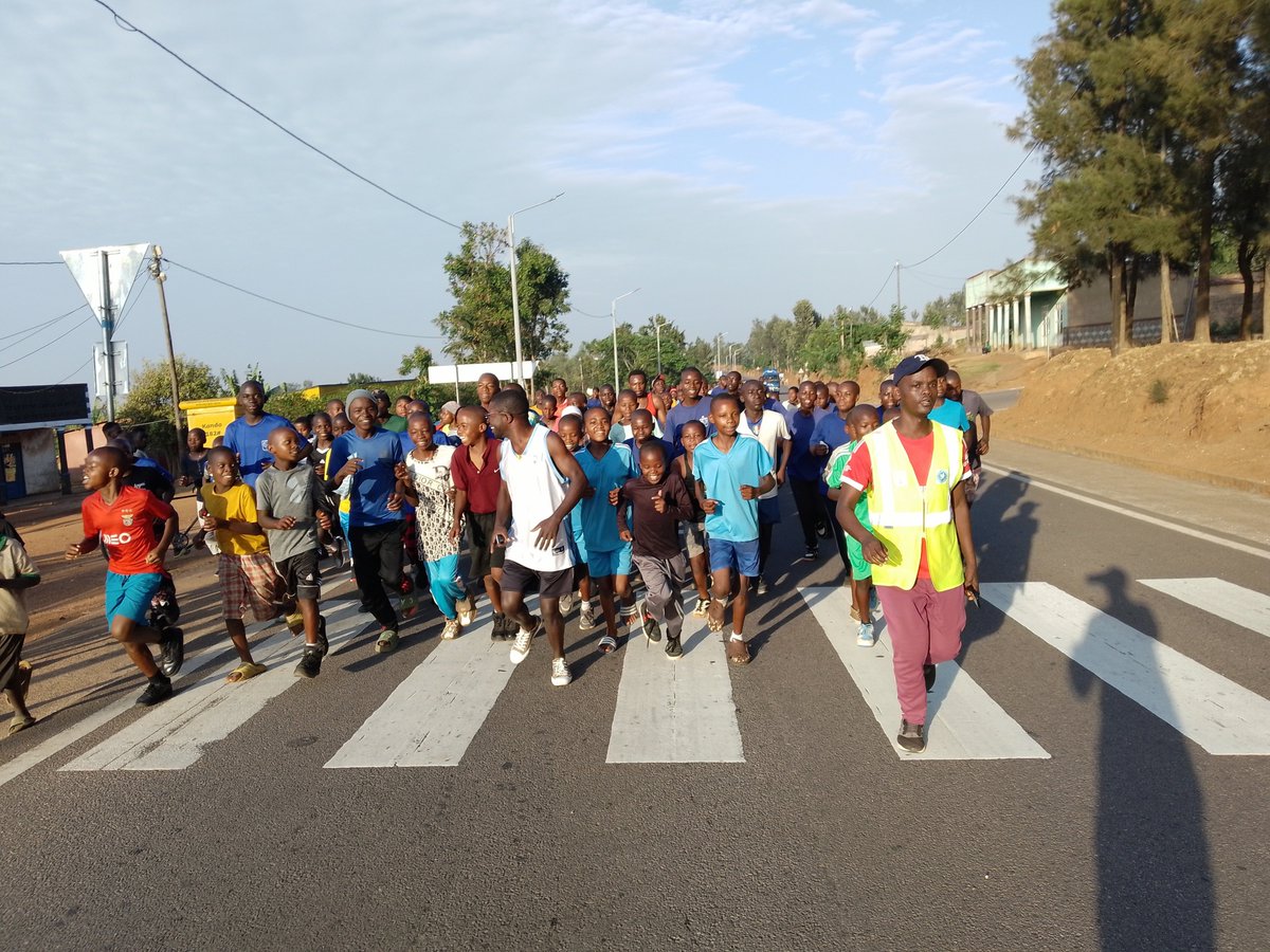 NyarugengYouthB's tweet photo. Kuri iki cyumweru urubyiruko rw'umurenge wa @NyarugengeBuges bazindukiye muri Siporo rusange #Carefreeday ku insanganyamatsiko igira iti: Turwanye ibiyobyabwenge bitujuje ubuziranenge duharanira Kugira Ubuzima bwiza.
#SoberGen
@RwandaLocalGov @bugeserayouth https://t.co/j3PKP7oSag