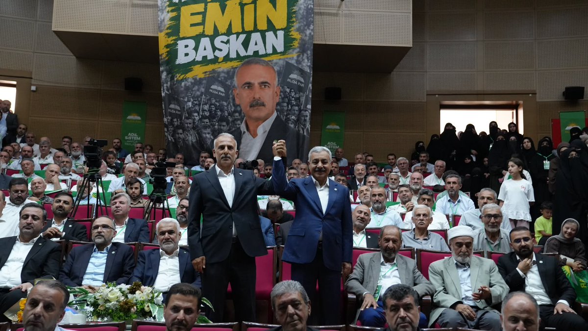DavutSahin_72's tweet photo. Yaklaşık 10 yıl önce kendisinden devraldığım HÜDA PAR Batman İl Başkanlığı görevini bu gün yine kardeşim Mehmet Emin Doğru' ya gönül rahatlığıyla devrettim.

Kardeşime ve ekibine bu ulvi görevde hayırlı çalışmalar dilerim.

İnşaallah bu bayrağı daha da yükseklere taşıyacaklardır. https://t.co/SXAixZTM81