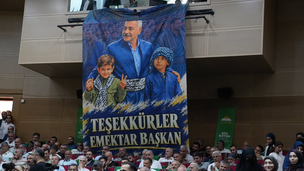 DavutSahin_72's tweet photo. Yaklaşık 10 yıl önce kendisinden devraldığım HÜDA PAR Batman İl Başkanlığı görevini bu gün yine kardeşim Mehmet Emin Doğru' ya gönül rahatlığıyla devrettim.

Kardeşime ve ekibine bu ulvi görevde hayırlı çalışmalar dilerim.

İnşaallah bu bayrağı daha da yükseklere taşıyacaklardır. https://t.co/SXAixZTM81