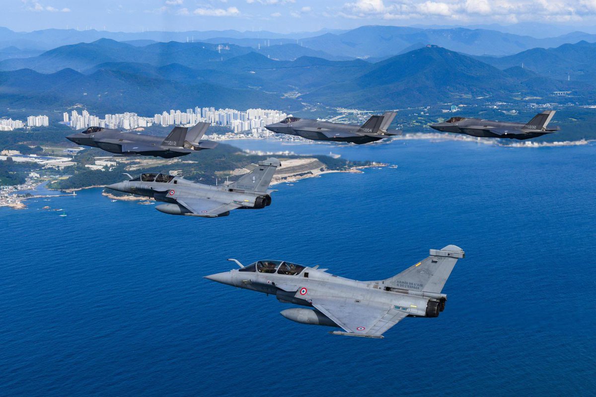 EtatMajorFR's tweet photo. 📍 Corée du Sud | PÉGASE 2026 🇫🇷🇰🇷

✈️ Après le Japon, la mission PÉGASE 2026 fait escale en Corée du Sud, au cœur d'un déploiement qui traverse l'Indopacifique d'un bout à l'autre.

🎯 Renforcer un partenariat stratégique. Fondée sur un lien historique, la coopération franco‑coréenne s'appuie sur un échange d'expertise réciproque dans les domaines de pointe : lutte anti‑drone et coopération spatiale, notamment. Cette escale vient consolider une coopération déjà éprouvée lors d'exercices régionaux (CROIX DU SUD, ADEX, KADEX).

🌏 À travers un déploiement majeur comme PÉGASE, les armées françaises contribuent à ce que l'océan Indien et le Pacifique restent des espaces ouverts, respectueux du droit international et du principe de souveraineté.