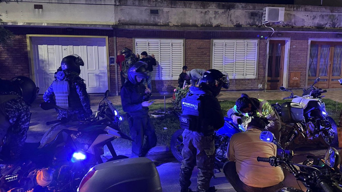 MuniChivilcoy's tweet photo. 🚔 Operativos de prevención y saturación durante el fin de semana

Durante la noche del viernes y la madrugada del domingo se desarrollaron distintos operativos de saturación y prevención en diferentes sectores de Chivilcoy, con participación de la Policía Comunal, GTO, SubDDI, GAD, Infantería de Junín, Narcotráfico, Policía Vial, CPR, Dirección de Tránsito y Guardia Urbana.

Los procedimientos estuvieron destinados a la prevención de delitos y contravenciones, identificación de personas y vehículos y control de motocicletas.

📌 Balance del despliegue:
• 143 personas identificadas.
• 84 vehículos controlados.
• 12 motocicletas secuestradas por escapes libres y/o falta de documentación.
• Traslados y actuaciones por infracciones y hechos que requirieron intervención judicial.

Durante los operativos también se realizaron intervenciones por desórdenes en la vía pública, resistencia a la autoridad, infracciones a la Ley de Estupefacientes y daños, con intervención de los organismos judiciales correspondientes.

Desde el área de Seguridad se destacó la continuidad de estos operativos coordinados entre las distintas fuerzas de seguridad y áreas municipales, que se despliegan en diferentes sectores de la ciudad durante los fines de semana para fortalecer las tareas de prevención y control.

https://t.co/vNaOdKeaom