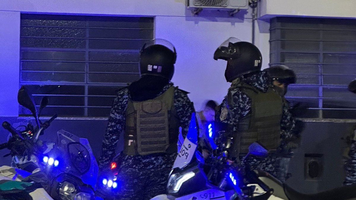MuniChivilcoy's tweet photo. 🚔 Operativos de prevención y saturación durante el fin de semana

Durante la noche del viernes y la madrugada del domingo se desarrollaron distintos operativos de saturación y prevención en diferentes sectores de Chivilcoy, con participación de la Policía Comunal, GTO, SubDDI, GAD, Infantería de Junín, Narcotráfico, Policía Vial, CPR, Dirección de Tránsito y Guardia Urbana.

Los procedimientos estuvieron destinados a la prevención de delitos y contravenciones, identificación de personas y vehículos y control de motocicletas.

📌 Balance del despliegue:
• 143 personas identificadas.
• 84 vehículos controlados.
• 12 motocicletas secuestradas por escapes libres y/o falta de documentación.
• Traslados y actuaciones por infracciones y hechos que requirieron intervención judicial.

Durante los operativos también se realizaron intervenciones por desórdenes en la vía pública, resistencia a la autoridad, infracciones a la Ley de Estupefacientes y daños, con intervención de los organismos judiciales correspondientes.

Desde el área de Seguridad se destacó la continuidad de estos operativos coordinados entre las distintas fuerzas de seguridad y áreas municipales, que se despliegan en diferentes sectores de la ciudad durante los fines de semana para fortalecer las tareas de prevención y control.

https://t.co/vNaOdKeaom