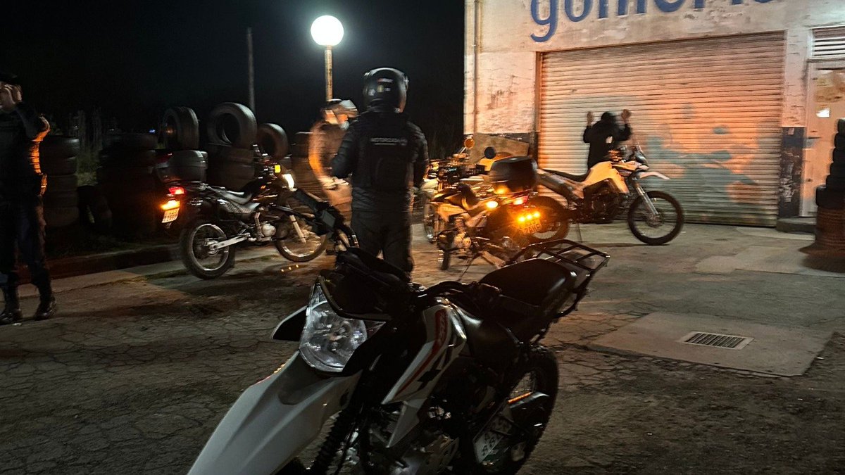 MuniChivilcoy's tweet photo. 🚔 Operativos de prevención y saturación durante el fin de semana

Durante la noche del viernes y la madrugada del domingo se desarrollaron distintos operativos de saturación y prevención en diferentes sectores de Chivilcoy, con participación de la Policía Comunal, GTO, SubDDI, GAD, Infantería de Junín, Narcotráfico, Policía Vial, CPR, Dirección de Tránsito y Guardia Urbana.

Los procedimientos estuvieron destinados a la prevención de delitos y contravenciones, identificación de personas y vehículos y control de motocicletas.

📌 Balance del despliegue:
• 143 personas identificadas.
• 84 vehículos controlados.
• 12 motocicletas secuestradas por escapes libres y/o falta de documentación.
• Traslados y actuaciones por infracciones y hechos que requirieron intervención judicial.

Durante los operativos también se realizaron intervenciones por desórdenes en la vía pública, resistencia a la autoridad, infracciones a la Ley de Estupefacientes y daños, con intervención de los organismos judiciales correspondientes.

Desde el área de Seguridad se destacó la continuidad de estos operativos coordinados entre las distintas fuerzas de seguridad y áreas municipales, que se despliegan en diferentes sectores de la ciudad durante los fines de semana para fortalecer las tareas de prevención y control.

https://t.co/vNaOdKeaom