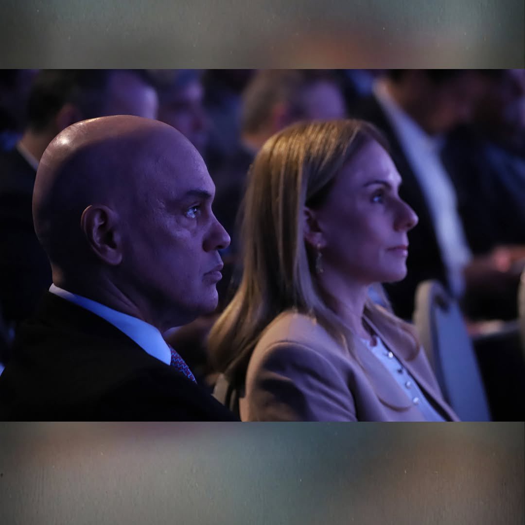 Jakelyneloiola_'s tweet photo. No mesmo dia do voo, Moraes e Viviane aparecem no fórum da LIDE no Rio com as roupas do jato do ex-banqueiro Daniel Vorcaro. https://t.co/uU4T7rpdcx
