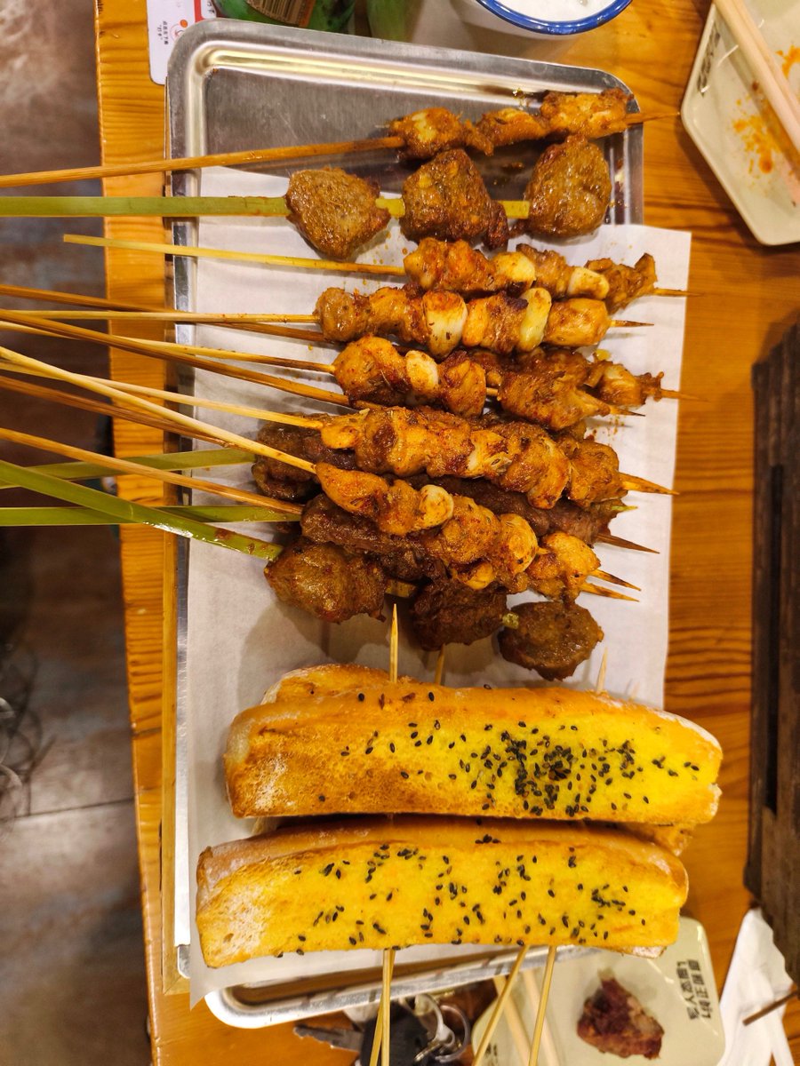milki643857's tweet photo. Late-night snack run = the best kind of vibe. Grilled skewers with cumin, crispy and smoky—perfect fuel for the city’s after dark!， https://t.co/oMoniEpawt