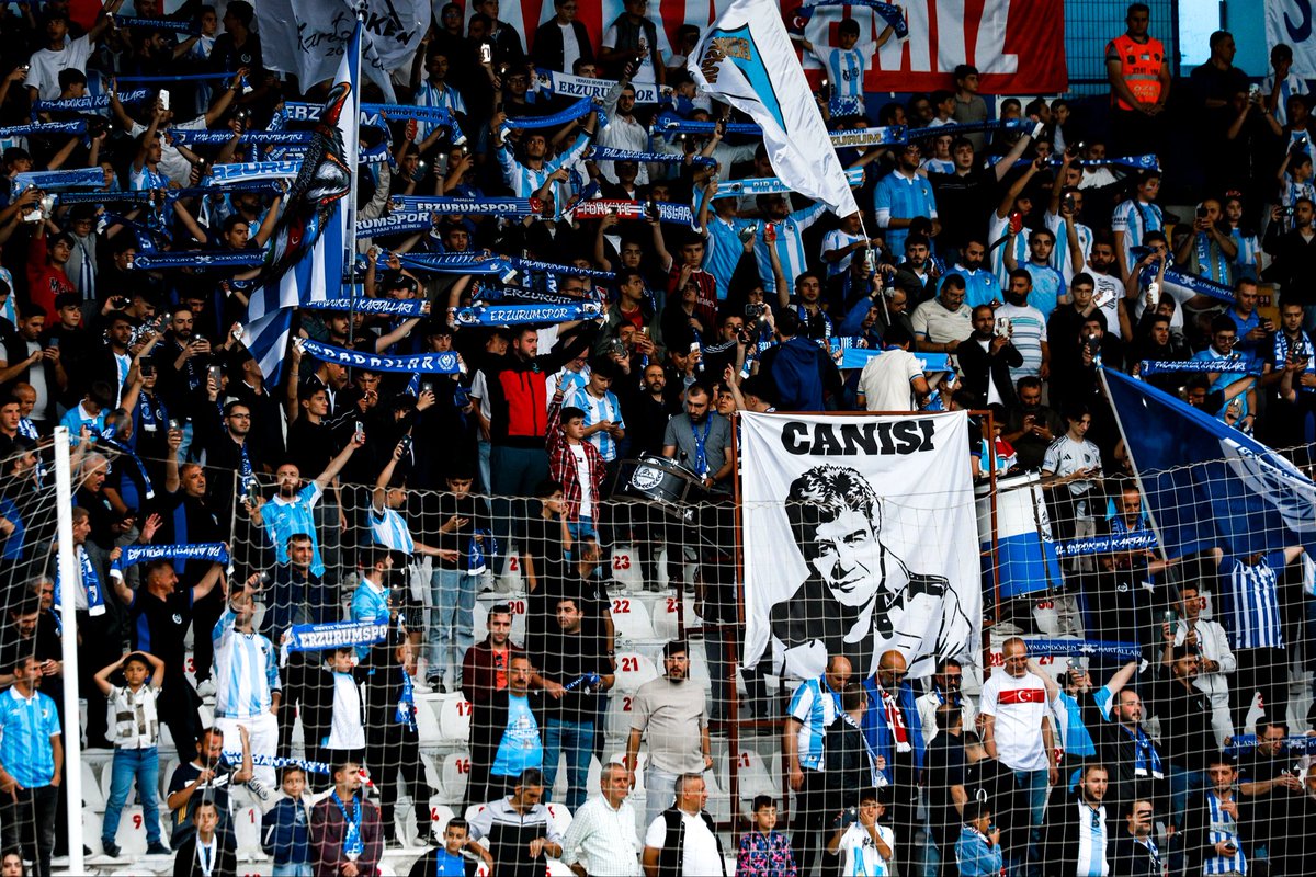 Erzurumspor's tweet photo. 90 dakika boyunca hiç susmadan, hiç vazgeçmeden yanımızda olan büyük taraftarımıza sonsuz teşekkürler. 💙🤍
#ERZvSAM | 1-0 https://t.co/V0UmDkfE87