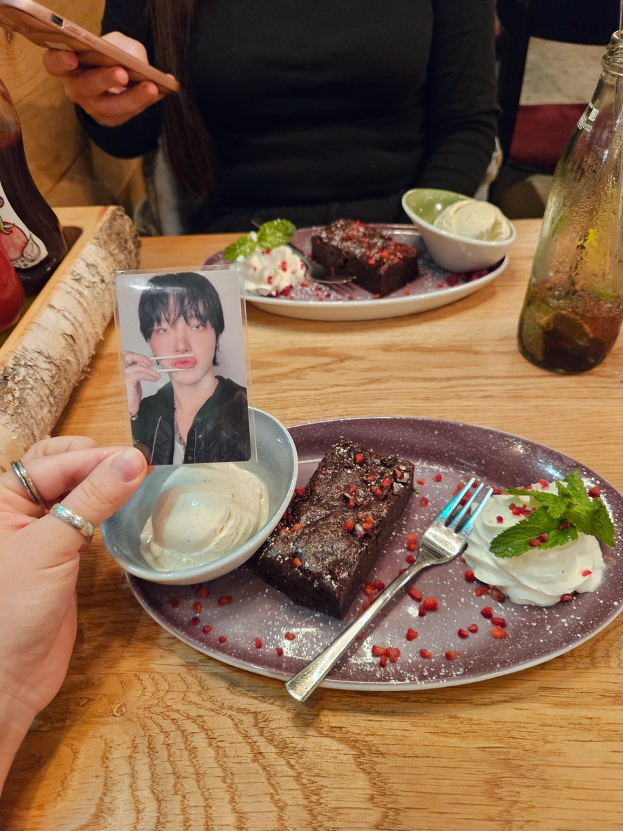 cheolcoupcherry's tweet photo. #luneeats burger and dessert with a side of nico lips😛 https://t.co/vSVY3QZxZT