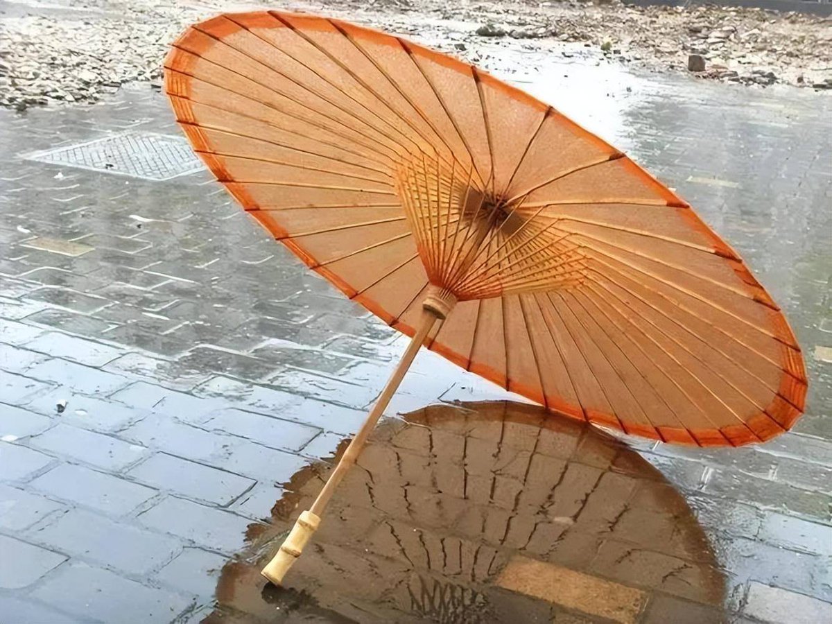 tofff397420's tweet photo. A stranger handed me their umbrella during the downpour when mine broke, no words needed but a warm smile that made my day.， https://t.co/AYXuZTzpKv