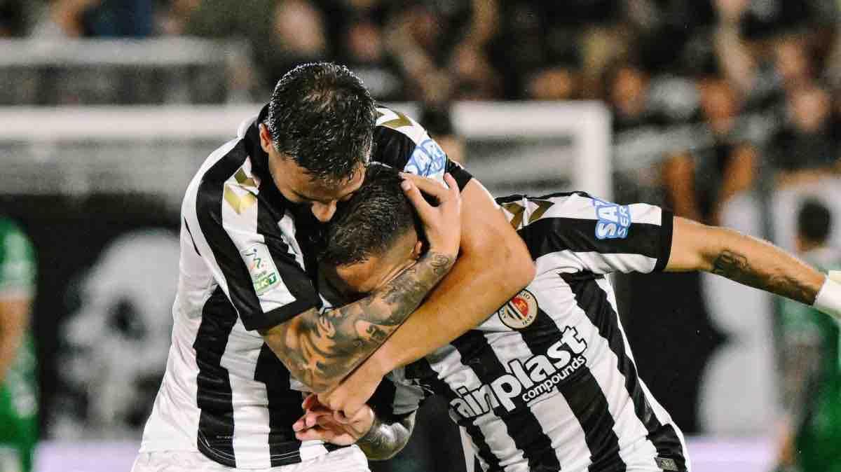 TuttoAscoli's tweet photo. CorrAdriatico - Ascoli sulle ali di Silipo: L'Ascoli travolge in rimonta l'Avellino e riprende la corsa dopo la battuta d'arresto con il Padova al termine di un partita ben giocata. https://t.co/37YFPMoBFA #ascoli #ascolicalcio #ascolipicchio https://t.co/UAx0TyNRxe