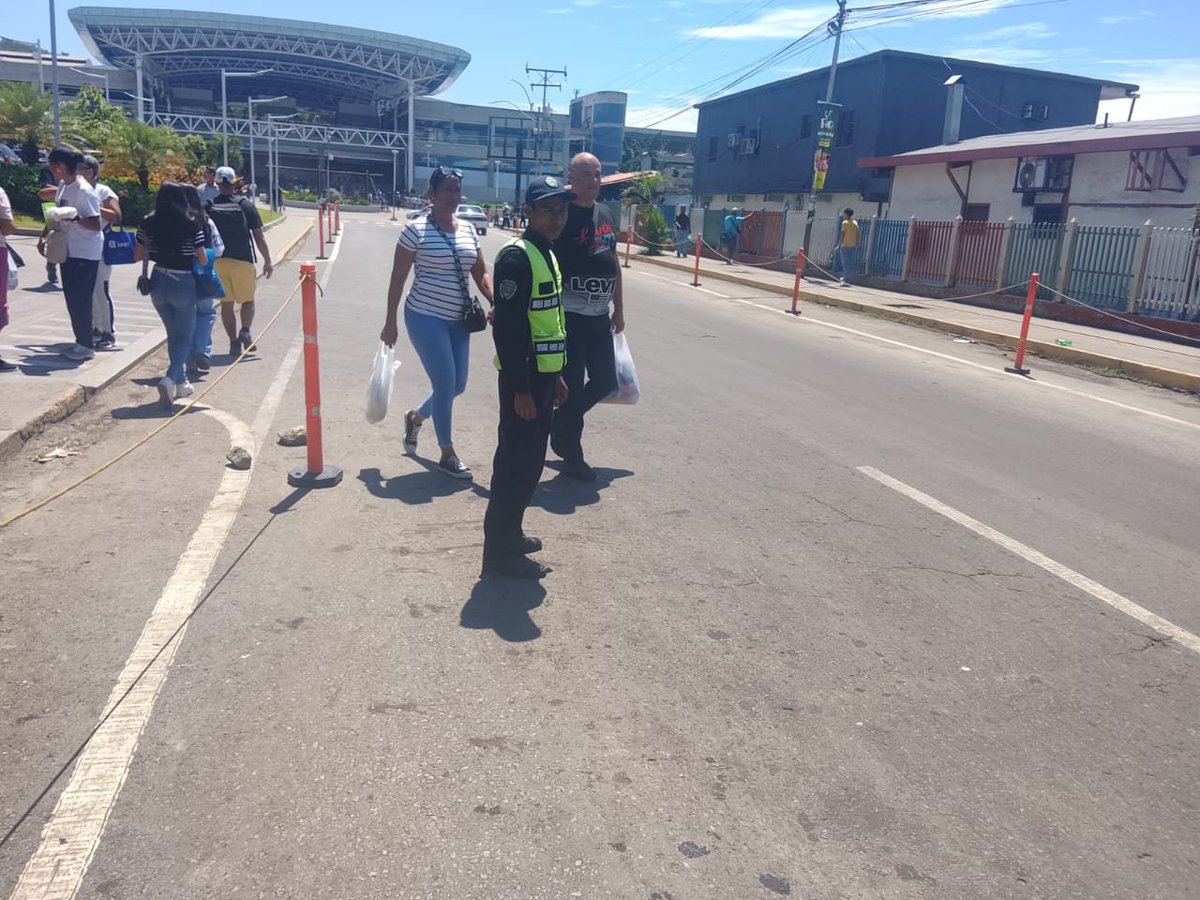 pcristobalrojas's tweet photo. || Reafirmando el compromiso de protección, cercanía y servicio hacia la ciudadanía, efectivos adscritos al Servicio de Patrullaje Vehicular del CPMBCR mantienen presencia activa en las principales avenidas y puntos de alto tránsito peatonal de la jurisdicción. https://t.co/RS4Jf30OdG
