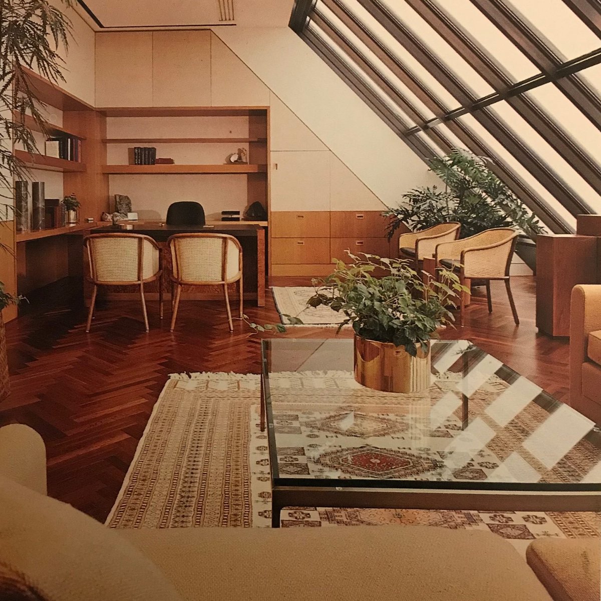 luusssso's tweet photo. 1970s era corporate spaces were all in on embracing warmer color palettes 

A stark contrast to the ‘80s pendulum swing to cooler tones https://t.co/D4bAbnBHl5