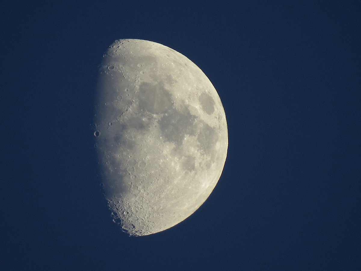 PleasePortraits's tweet photo. #moon over @sttexeter God’s Creation is beautiful and breathtaking. https://t.co/iJ6ID8jme8