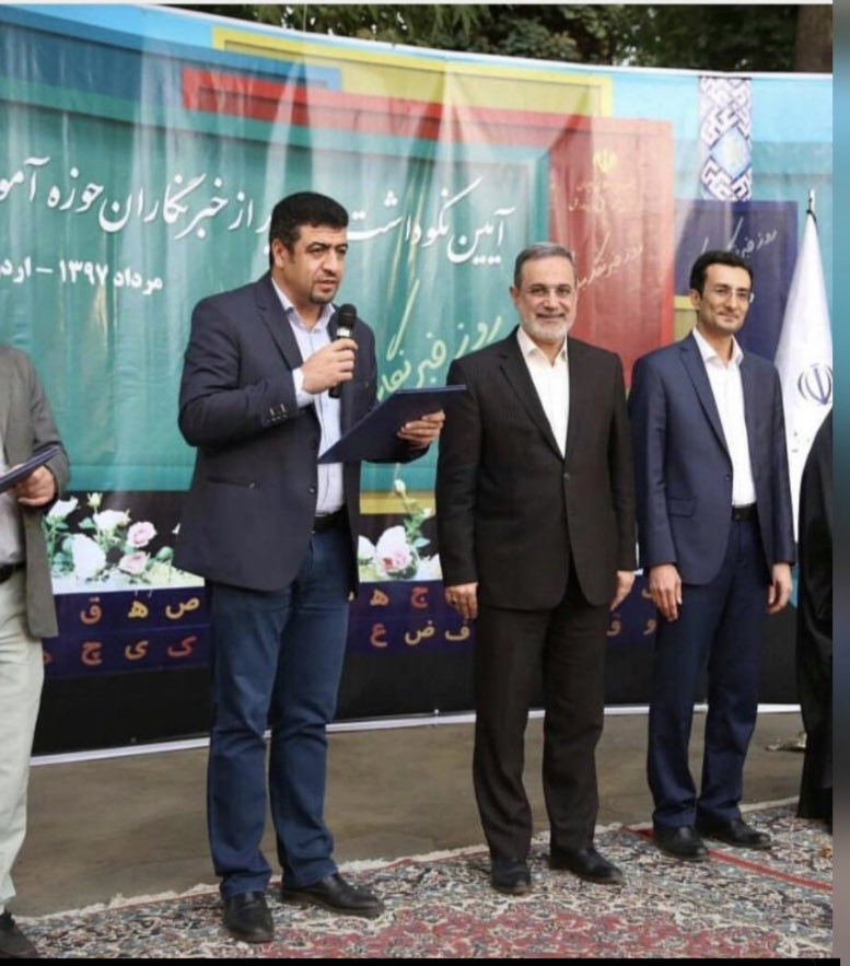Secret_agent_50's tweet photo. @JamesDeanUFO حسودی کنی کسی چرا ؟ بخاطر اینجور افراد که تا دیروز مزدور ج ا بودن الان تنها مبارز ازادیخواه جماعت #سطلی_سپاهی https://t.co/Yxyw2qTmll