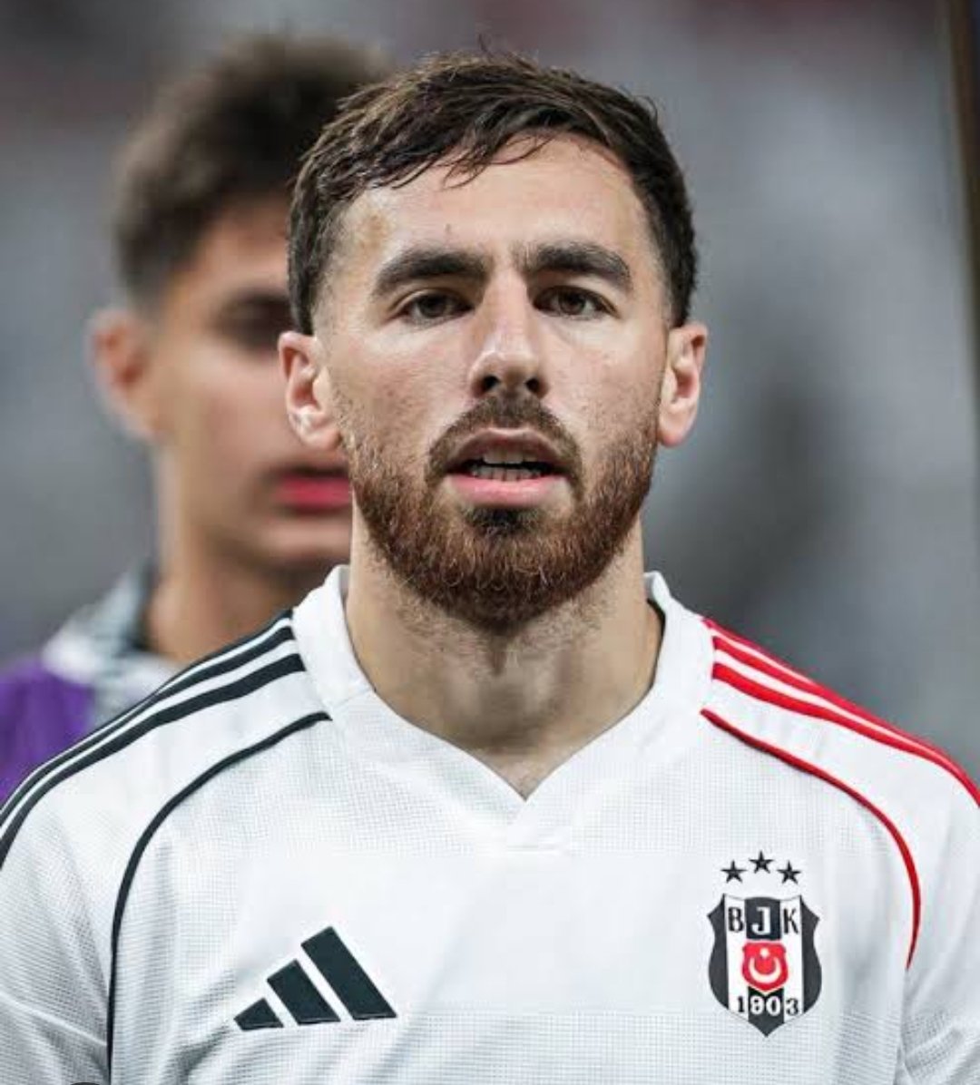 Croxe1903's tweet photo. Bilader Sen kaptansin Bencil olmaman lazım Koşmuyorsun En çom senin koşman lazım Sondakika penaltı olmuş zaten Vlahovic gol krallığında yarişıyor ve maçta gol atmiş adam senden istiyor topu vermiyorsun niye bencil oluyorsun ? https://t.co/1o6OqyL7RZ