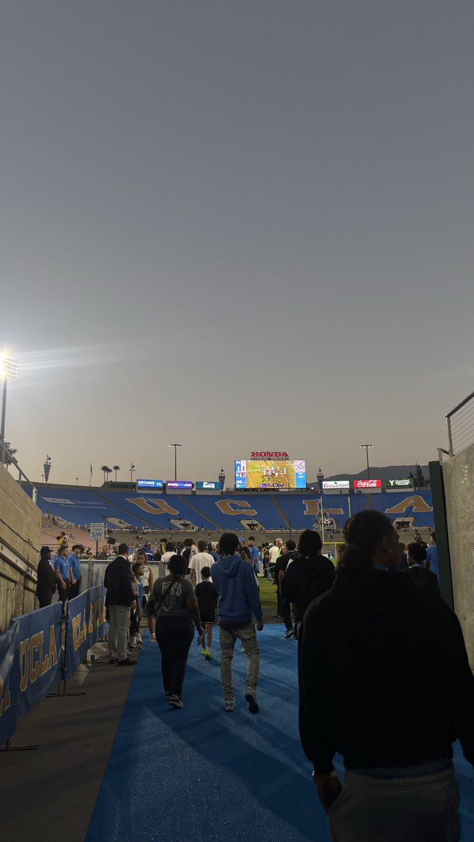 CalebPasina's tweet photo. Had a great time at the UCLA game last night vs. Purdue 4’S UP 🐻💙 @Coach_Smith61 @CoachSooto @CoachBobChesney @TreyLane_ @CoachMannello @CoachMarshawn https://t.co/Y0KL8hgY4G