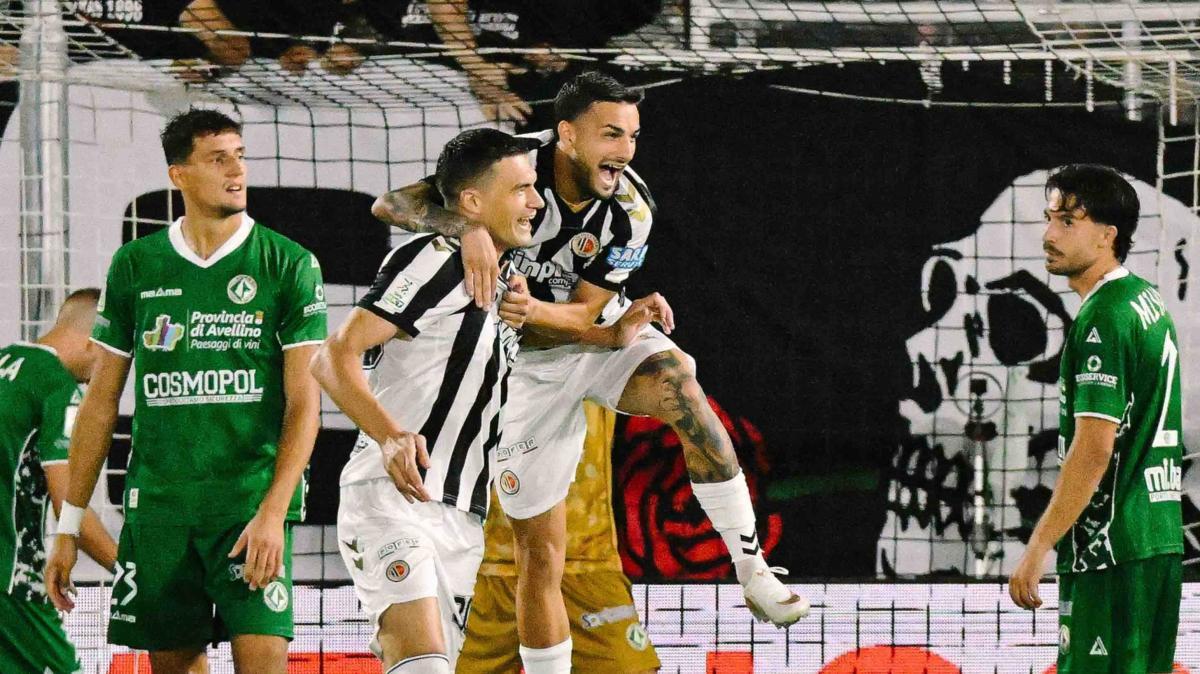 TuttoAscoli's tweet photo. CorrAdriatico - Le pagelle: D'Uffizi cresce a vista d'occhio, Olivieri con il piglio giusto: Le pagelle dell'Ascoli dopo la vittoria in rimonta con l'Ascoli secondo quanto riportato dal Corriere Adriatico: Vitale 6,5… https://t.co/QqmlR9ukIP #ascoli #ascolicalcio #ascolipicchio https://t.co/lozBgm166E
