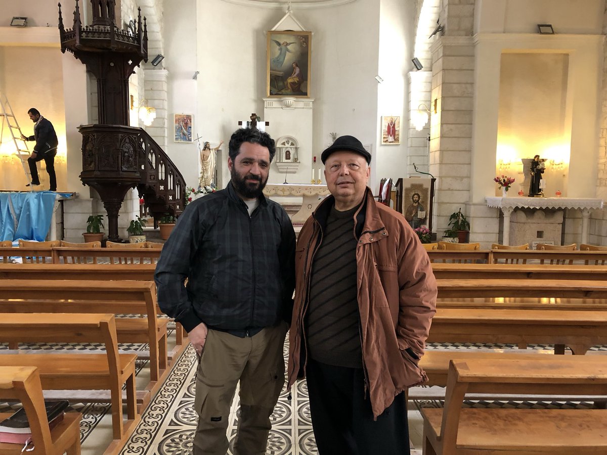 SimNasr's tweet photo. Même endroit 2023 - 2026, 3 ans d’écart. Le prêtre sans soutane est devenu évêque d’Alep, Assad est tombé, le chef des Casques Blancs @RaedAlSaleh3 est devenu ministre, les églises restaurées, les biens restitués et une école catholique fermée par Assad il y a 60 ans rouvre ses portes aux étudiants. Puis je me rappelle tout ce que j’ai pris après ce reportage. Je pourrai dire le temps m’a donné raison, mais ce sont plutôt les Syriens qui m’ont donné raison