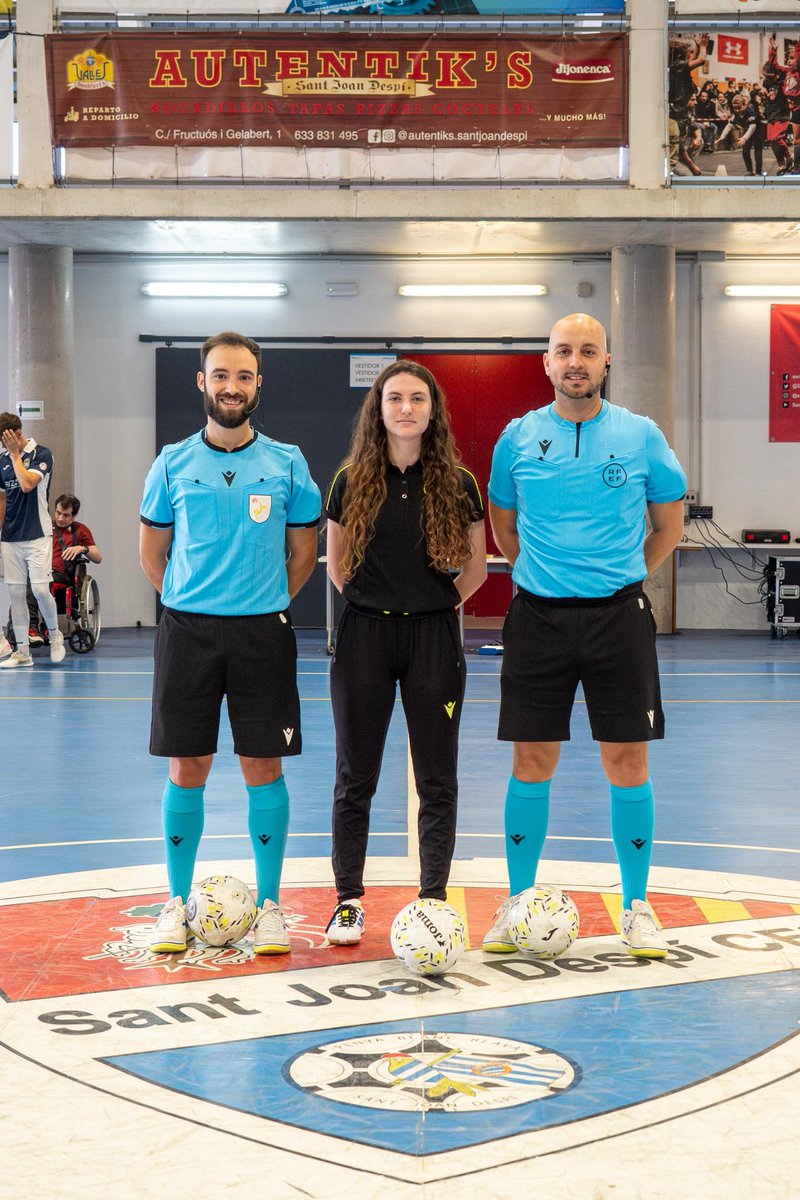CoGAFS's tweet photo. 🏆 2ª División B| Grupo 3 | Jª 1
👥 Adrià Acero / Jordi Rodríguez
👤 Cristina Grau
@SJDCFS14 🆚 @yefaky
📸 @newpic_sports IG
#futsal #aretofutbola #futsalreferee #santjoandespi #cogafs https://t.co/arMu66OKCV