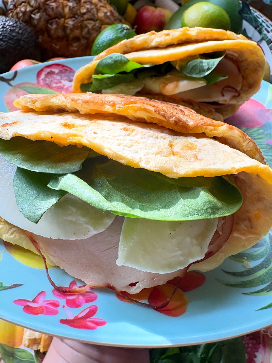 sofialee5n4shq0's tweet photo. Quick homemade wraps

You don’t need many ingredients or much time to make simple wraps. I didn’t measure everything exactly, but the recipe isn’t very precise. Recipe for 4 wraps
• 5 eggs
• 5 handfuls of rolled oats
• 1–2 handfuls of grated https://t.co/gfpi7BZ1Ht