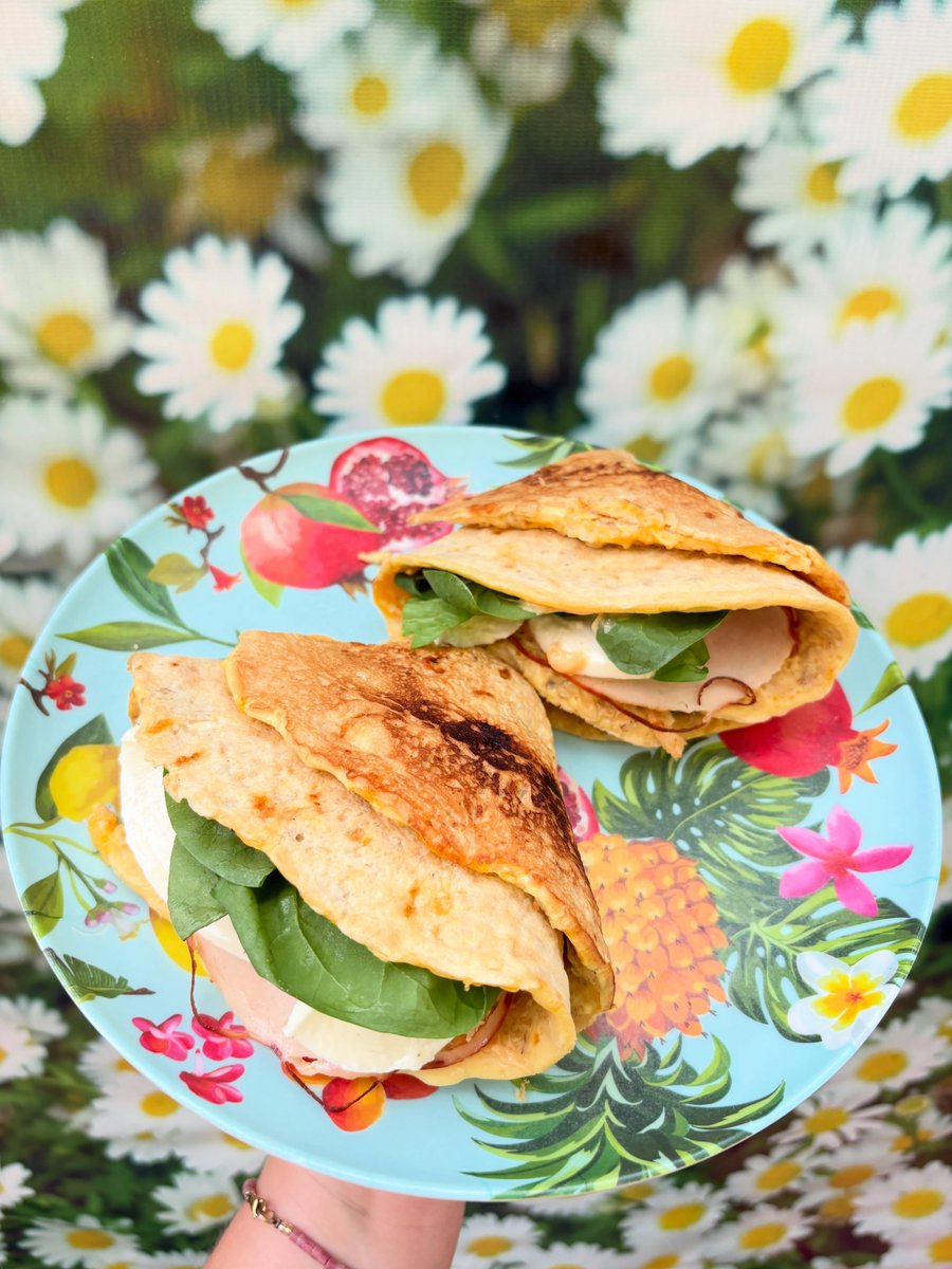 sofialee5n4shq0's tweet photo. Quick homemade wraps

You don’t need many ingredients or much time to make simple wraps. I didn’t measure everything exactly, but the recipe isn’t very precise. Recipe for 4 wraps
• 5 eggs
• 5 handfuls of rolled oats
• 1–2 handfuls of grated https://t.co/gfpi7BZ1Ht