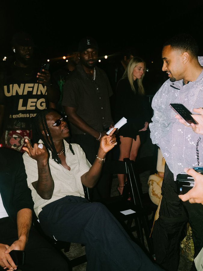 OfficialBlog_UR's tweet photo. 📸 Stonebwoy pictured at the New York Fashion Week https://t.co/9mEdXv5TDY