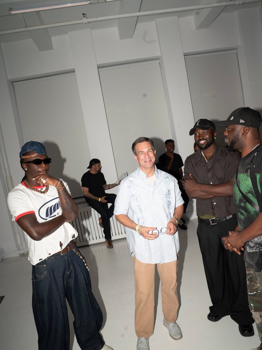 OfficialBlog_UR's tweet photo. 📸 Stonebwoy pictured at the New York Fashion Week https://t.co/9mEdXv5TDY