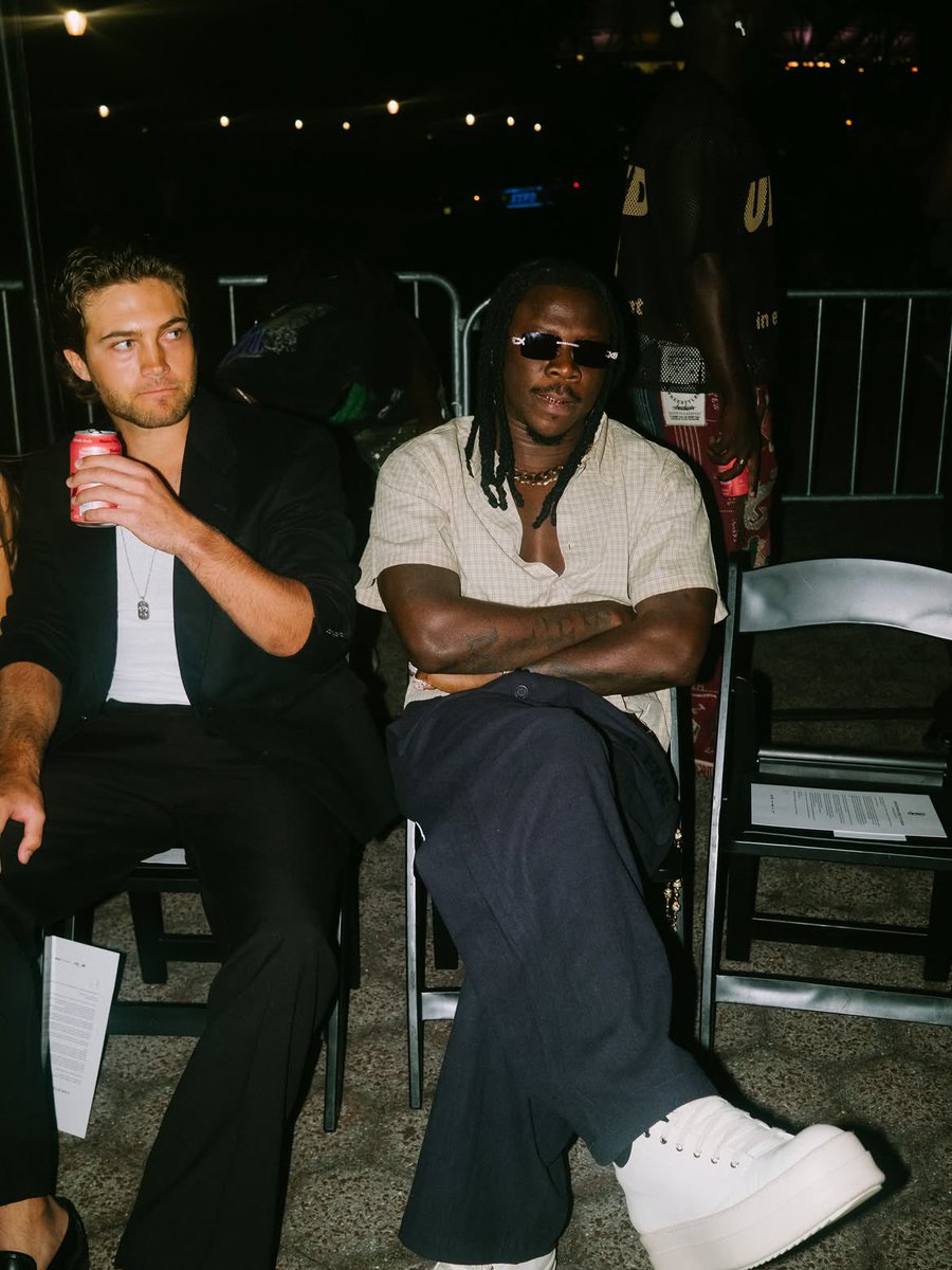 OfficialBlog_UR's tweet photo. 📸 Stonebwoy pictured at the New York Fashion Week https://t.co/9mEdXv5TDY