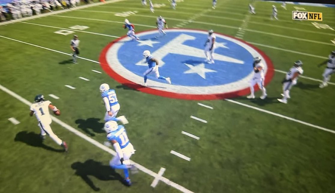 smitty_muse6's tweet photo. Eagles OLine literally just WATCHING their QB die for them https://t.co/vKnv41GLgM