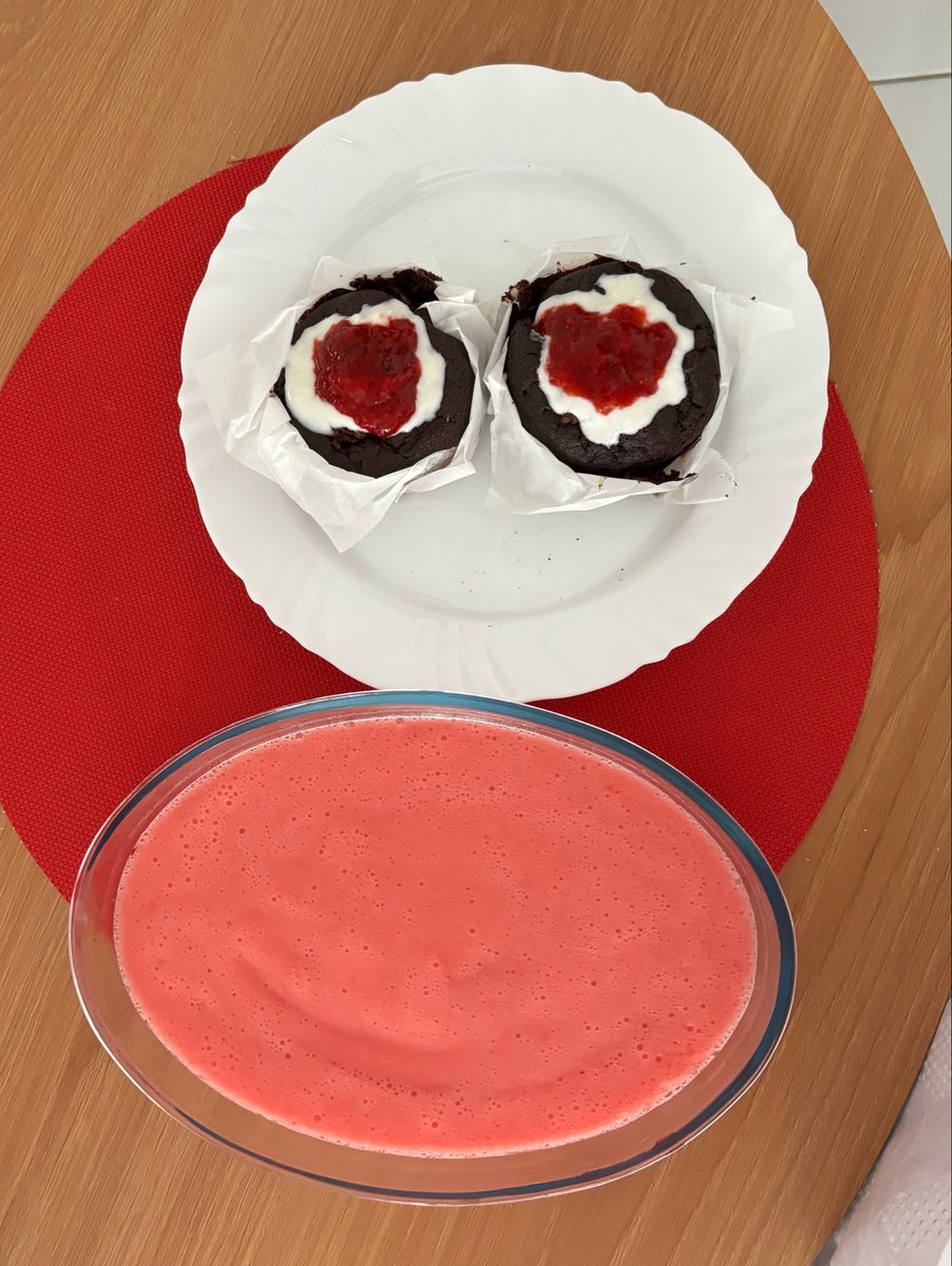 laikakcals's tweet photo. ― Tutorial atualizado de como multiplicar os pães 🔥୨୧⋆ ˚ 

Receita de bolinho de chocolate com creme de baunilha e geleia de morango (+ "mousse" de morango!) 

🍓| Fio 🧵 destinado ao ed, por favor não interaja se não for da sub! ―˚⋆୨୧ https://t.co/MFa4Qoq8aJ