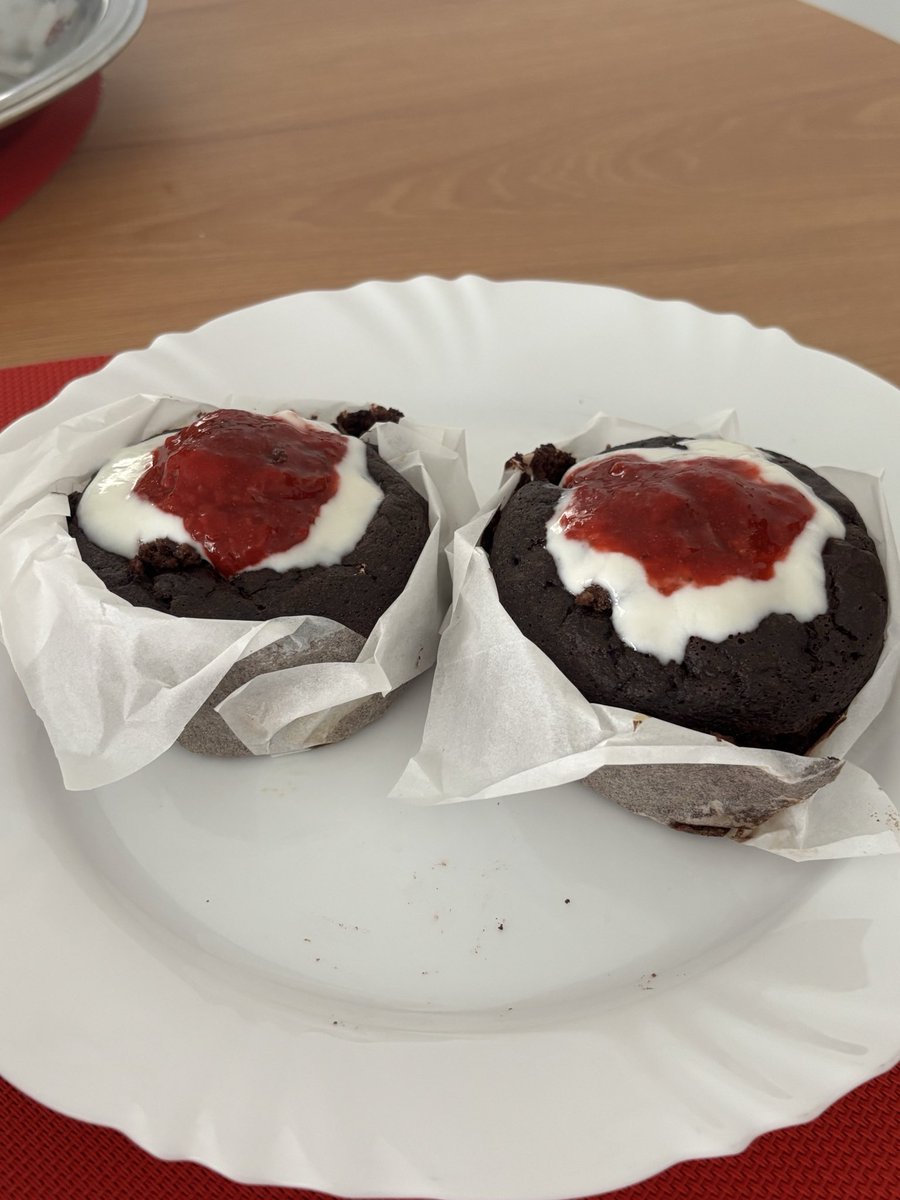 laikakcals's tweet photo. ― Tutorial atualizado de como multiplicar os pães 🔥୨୧⋆ ˚ 

Receita de bolinho de chocolate com creme de baunilha e geleia de morango (+ "mousse" de morango!) 

🍓| Fio 🧵 destinado ao ed, por favor não interaja se não for da sub! ―˚⋆୨୧ https://t.co/MFa4Qoq8aJ