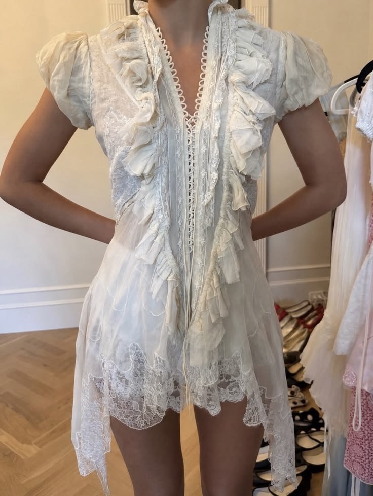 livshabit's tweet photo. obsessed with the style of this era i can’t wait to see the tour outfits <3 https://t.co/zIxu2RsYmf