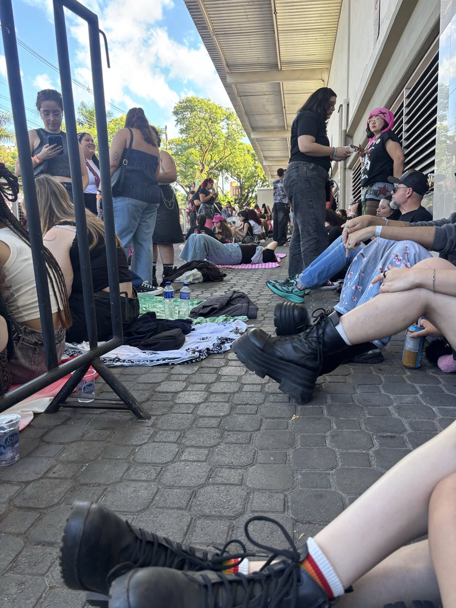 laIabay's tweet photo. simplesmente to aqui na fila do arena hall pra ver o 5sos e o menino CAGOU na roupa e não quer sair daqui, ta fedendo muito https://t.co/o9jNGf8KOO