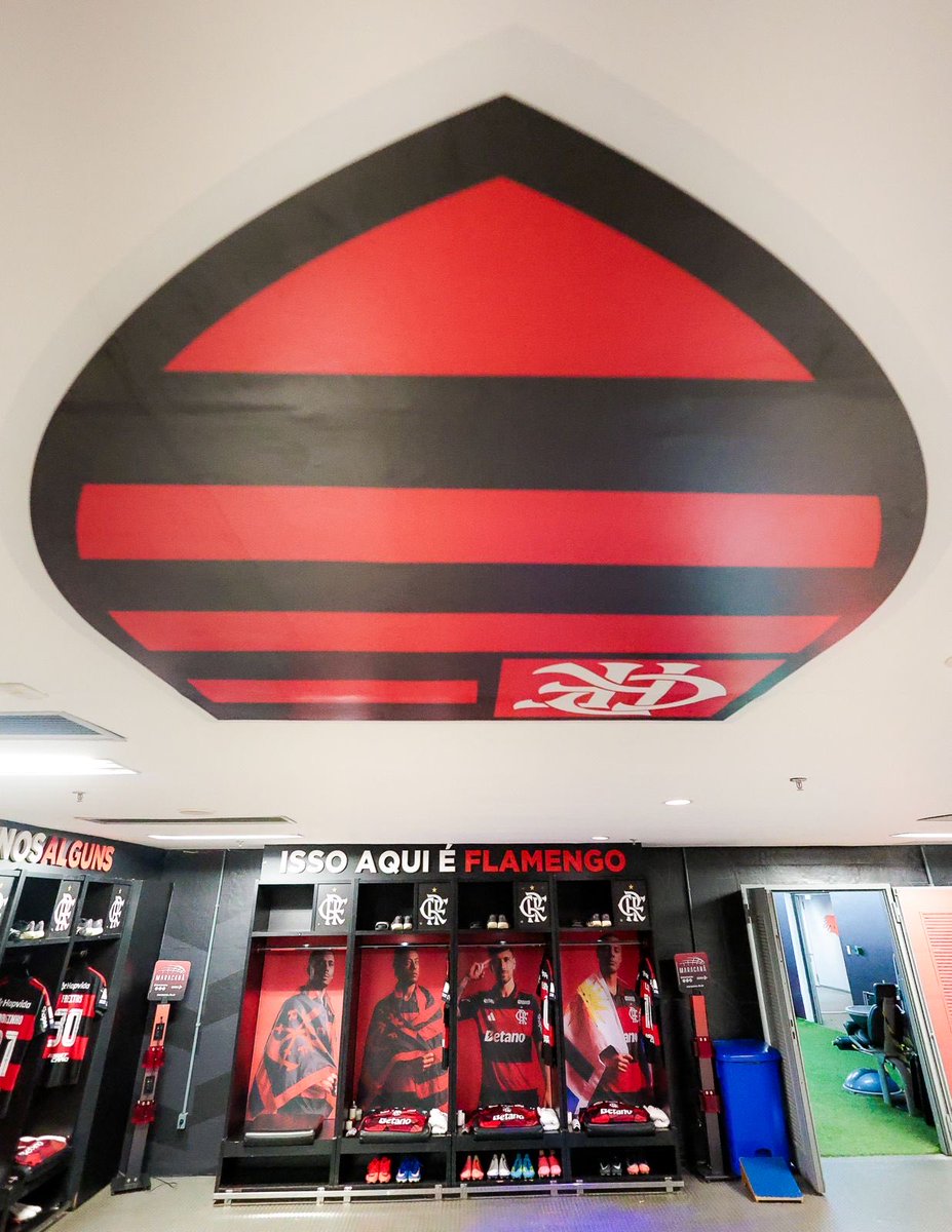 Flamengo's tweet photo. COM MEU MANTO SAGRADOOOO, E A BANDEIRA NA MÃO! 🟥⬛️

Nosso #vestiário tá pronto! #FLAxRBB https://t.co/1rE7wk4mng