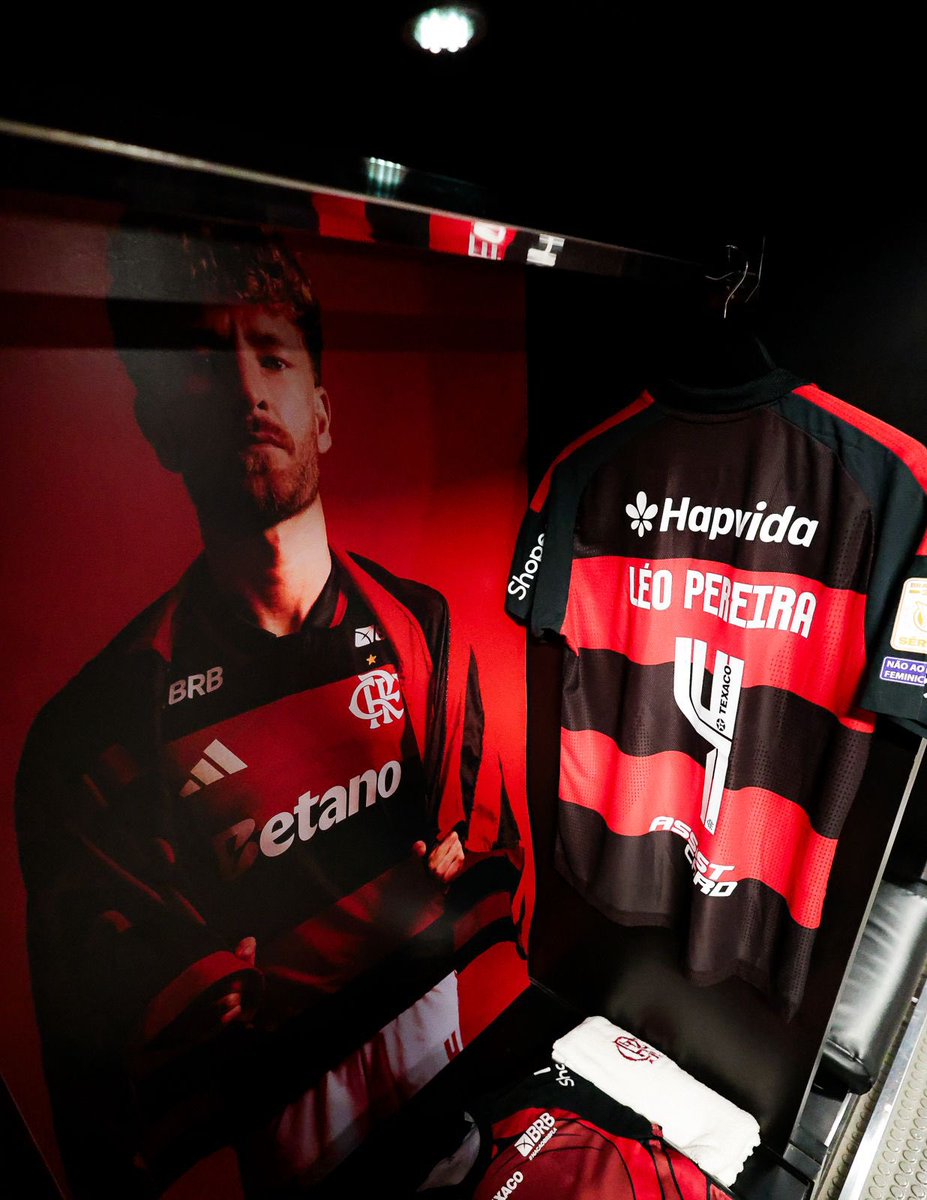 Flamengo's tweet photo. COM MEU MANTO SAGRADOOOO, E A BANDEIRA NA MÃO! 🟥⬛️

Nosso #vestiário tá pronto! #FLAxRBB https://t.co/1rE7wk4mng