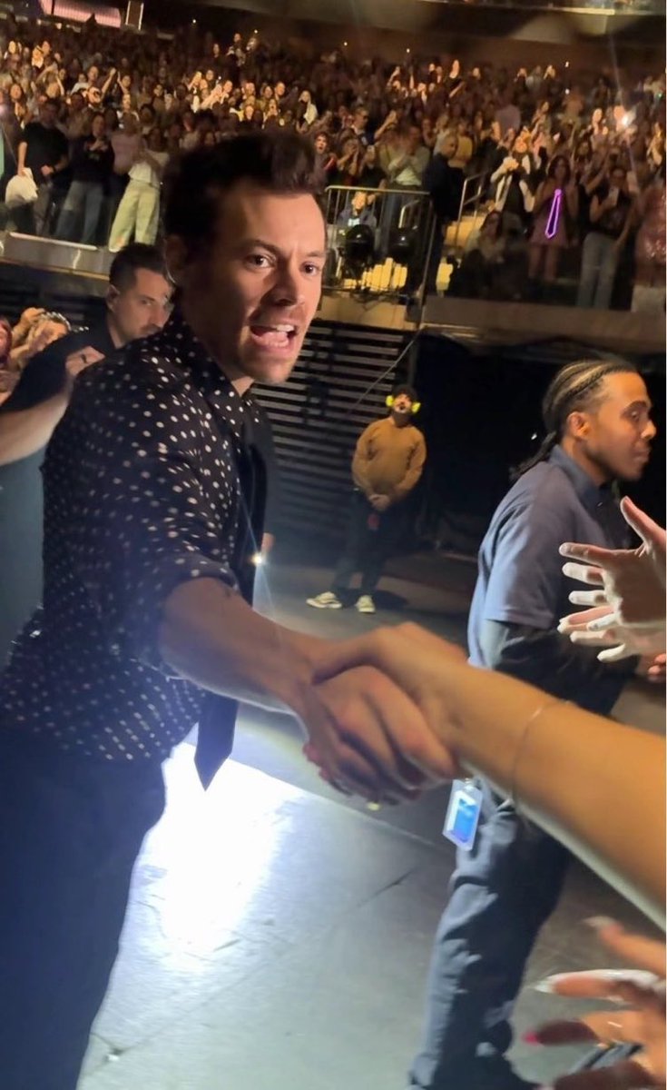 hsdtogethertour's tweet photo. Harry leaving the stage and shaking a fans hand at Madison Square Garden in New York City - September 19 (via @chchchgia) https://t.co/tQHt8cnRFV