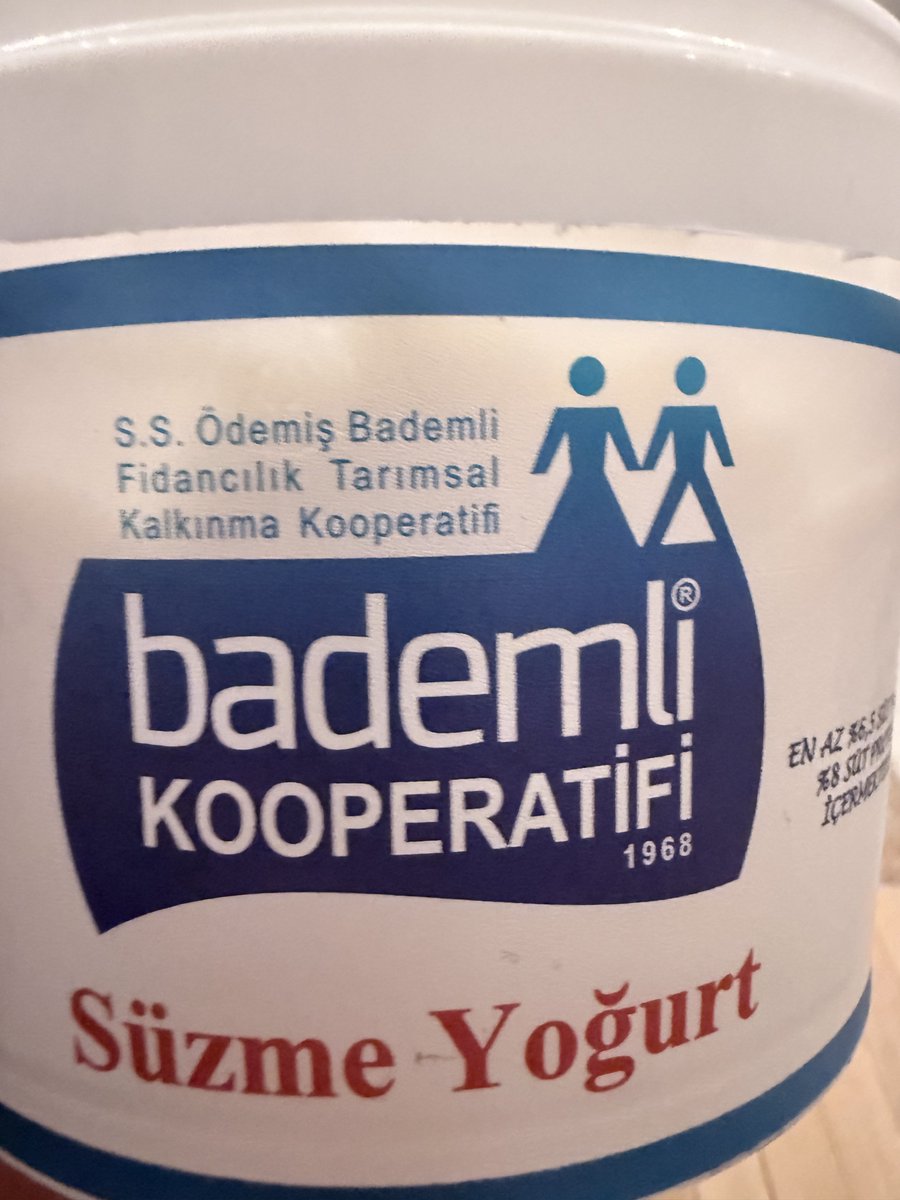 relaxmode74's tweet photo. Tebrikler ödemiş bademli kooperatifi. Yok böyle bir süzme yoğurt. Bravo. Süzme yoğurt diye yarısı su olan yoğurt satanlar ilham alsın. https://t.co/RKL0SH0Y2I