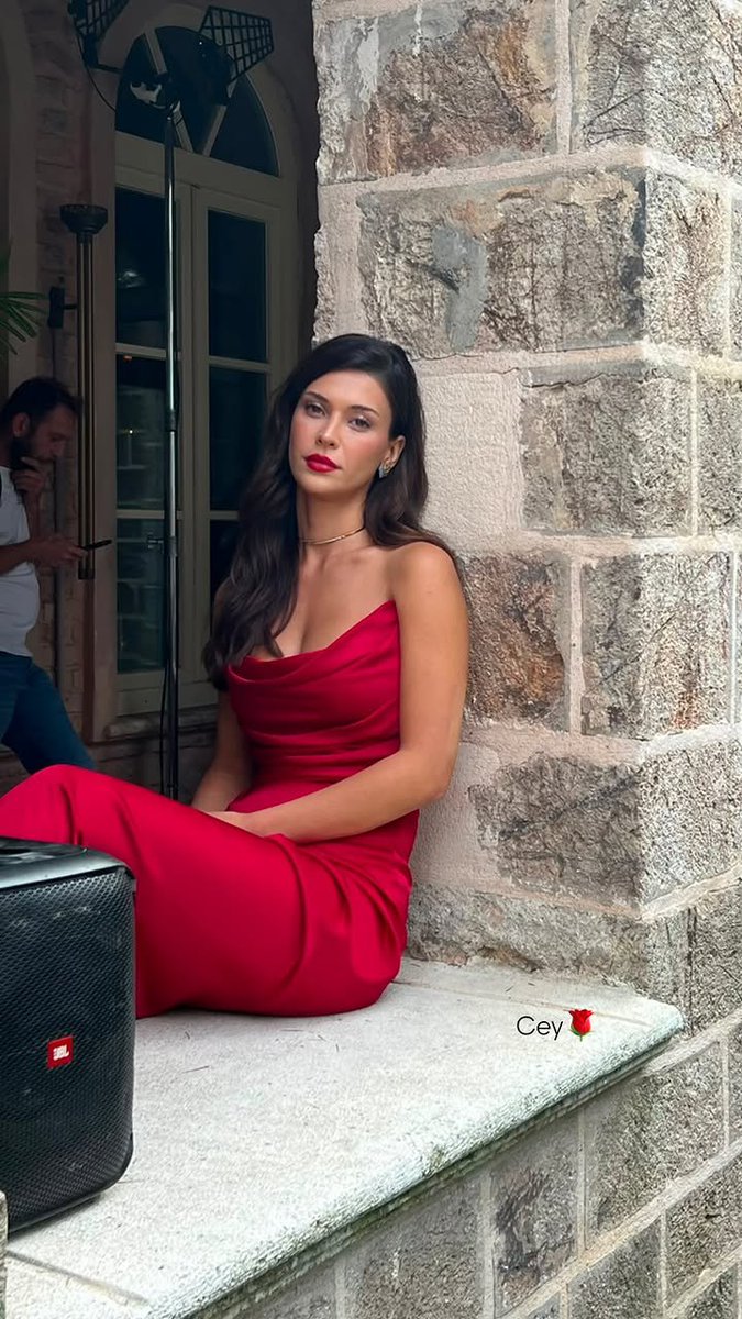 bvrselona's tweet photo. her beauty is unmatched my god https://t.co/4VKGKk5WMb