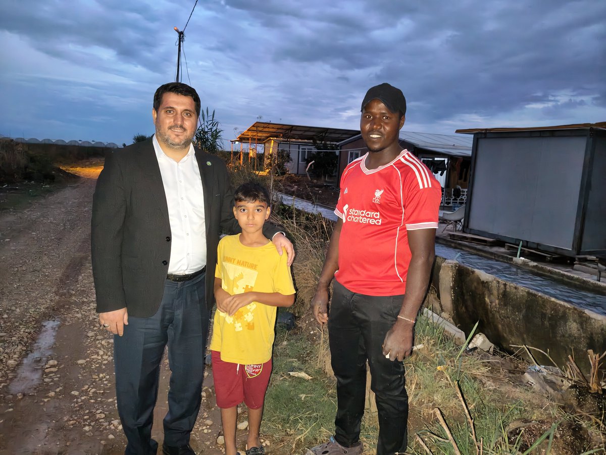 MSerifDurmaz's tweet photo. Halkımızla buluşmalarımızın sonuncusunda, 9 yaşındaki Yakup kardeşimiz bizlere mihmandarlık etti. Bizleri Kenya’dan gelen Derrick ile de tanıştırdı.

Farklı hayatların ve kültürlerin buluştuğu bu güzel vesileyle samimi bir sohbet gerçekleştirdik. Halkımızla iç içe olmaya devam edeceğiz.