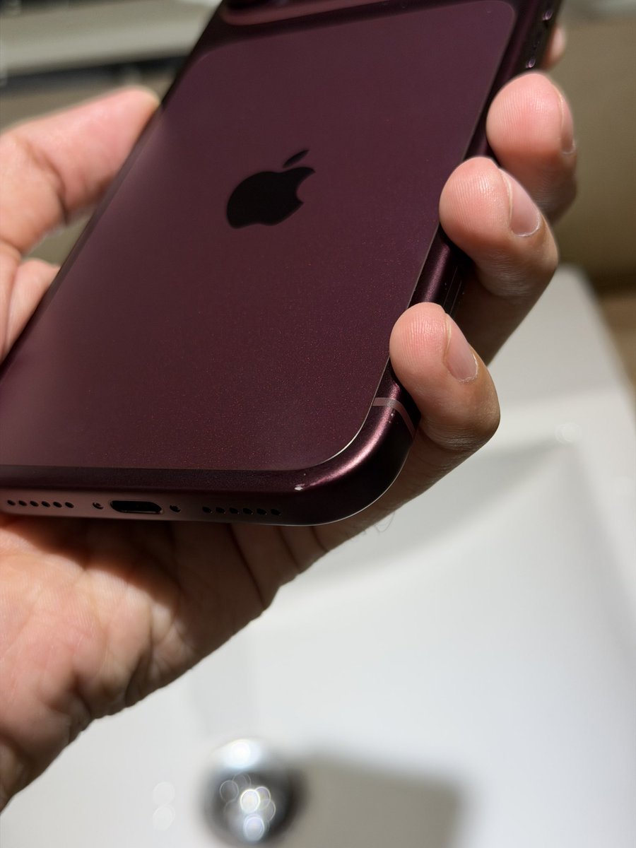techdroider's tweet photo. Day 3 with the iPhone 18 Pro Max and both corners are already scratched. https://t.co/GSvkskOgCs