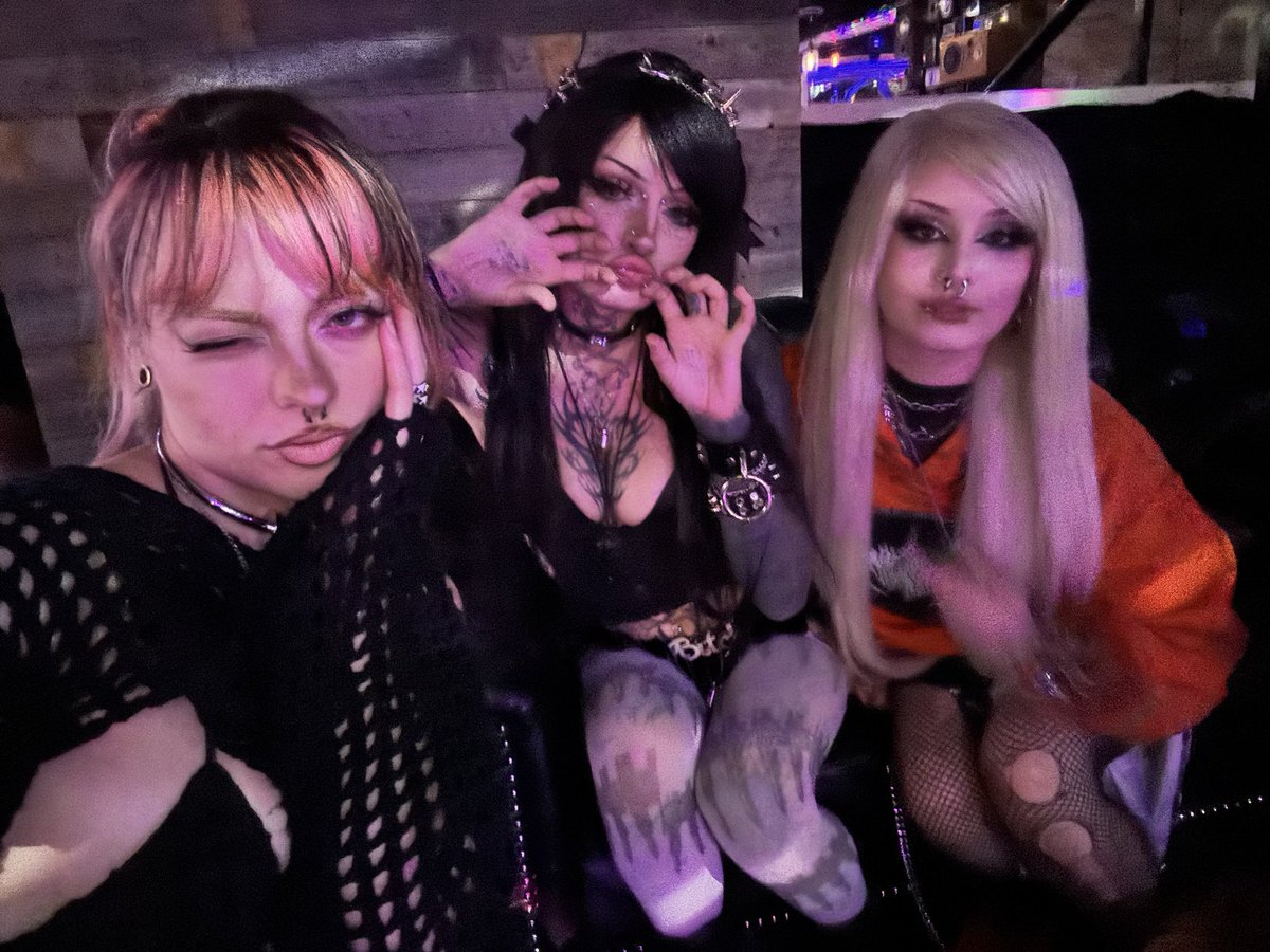 lethalxkiss's tweet photo. hottest enbys at the gay bar https://t.co/jKndZi9trT