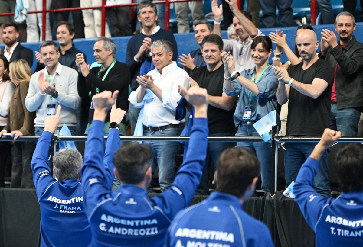 Rolo_Figueroa's tweet photo. ARGENTINA SE HIZO FUERTE EN EL RUCA CHE

Gracias a todo el equipo argentino de Copa Davis por esta gran alegría y a los neuquinos que llenaron la Casa de la Gente para alentar a nuestra Selección.

¡Vamos Argentina y vamos Neuquén! 🇦🇷🇦🇷🇦🇷 https://t.co/P2wRqlWSwT