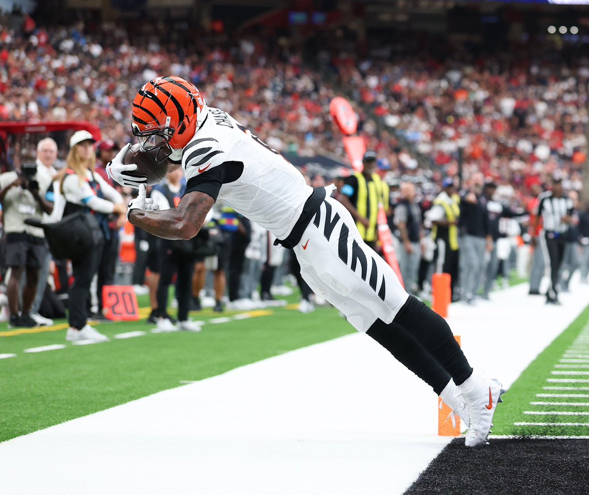 CoachBWestbrook's tweet photo. Looks familiar huh! Ocho x Uno! Two of the best to do it!!! 🫡 @ochocinco @Real10jayy__ @Bengals #WhoDey https://t.co/mgdVfwklsU